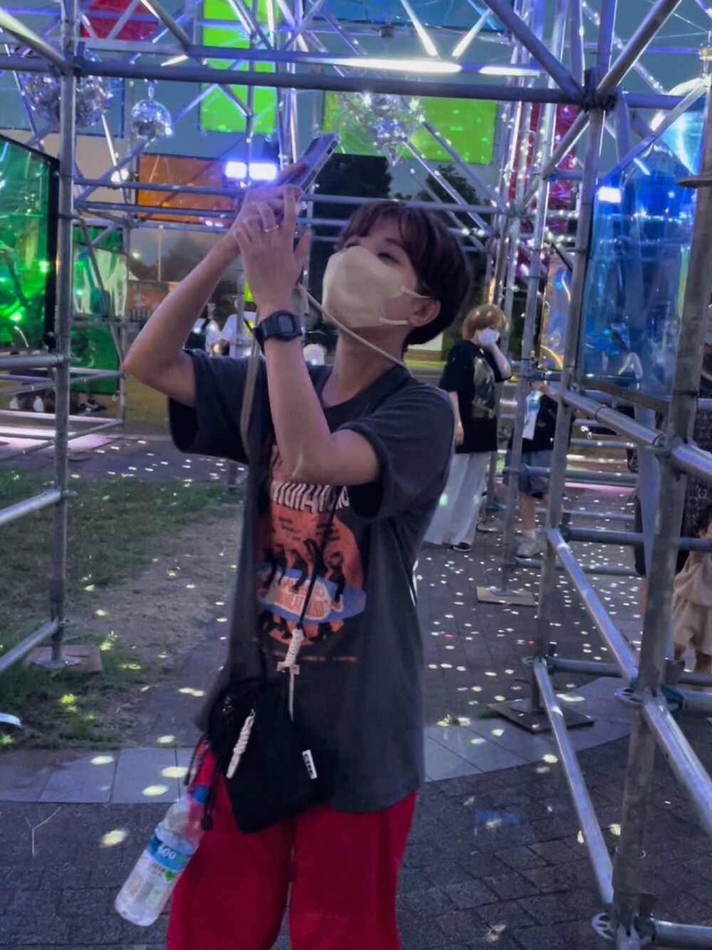 ホワイト系のTシャツ/カットソー、レッド系のその他パンツ、ブラック系のサンダルを着用したレディースの夏コーディネートの2枚目の写真