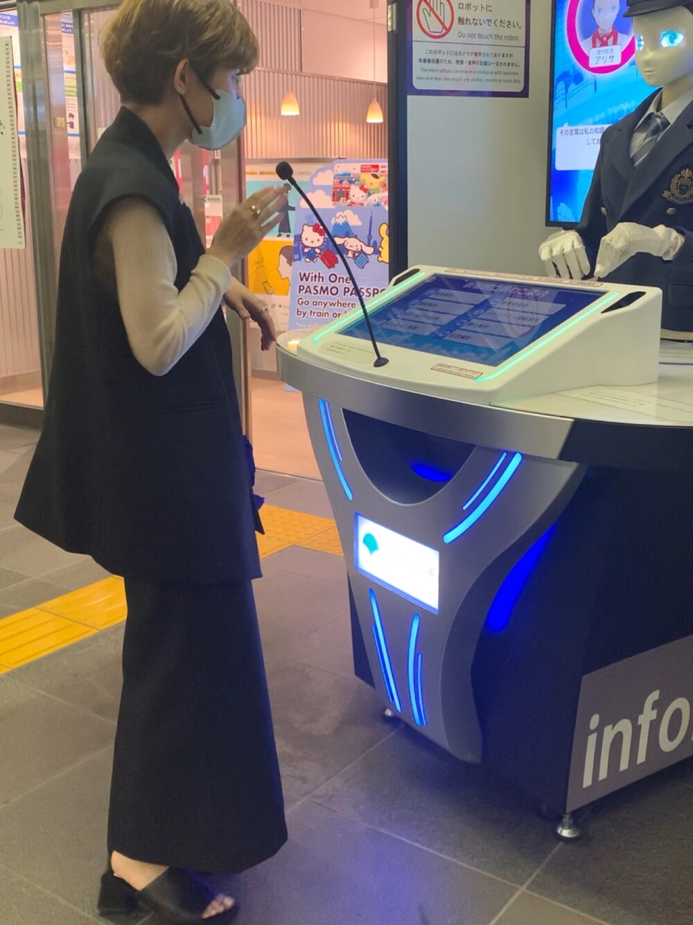 ブラック系のサンダル、ブルー系のバッグ、ベージュ系のニット/セーターを着用したレディースの夏コーディネートの2枚目の写真
