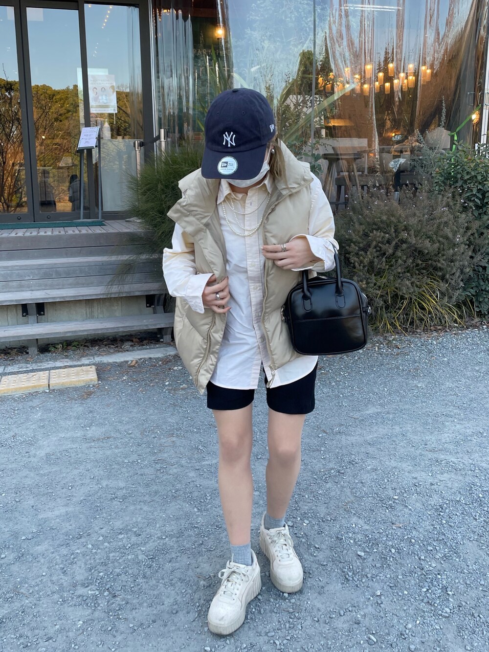 イエロー系のシャツ/ブラウス、ベージュ系のスニーカーを着用したレディースの冬コーディネートの2枚目の写真