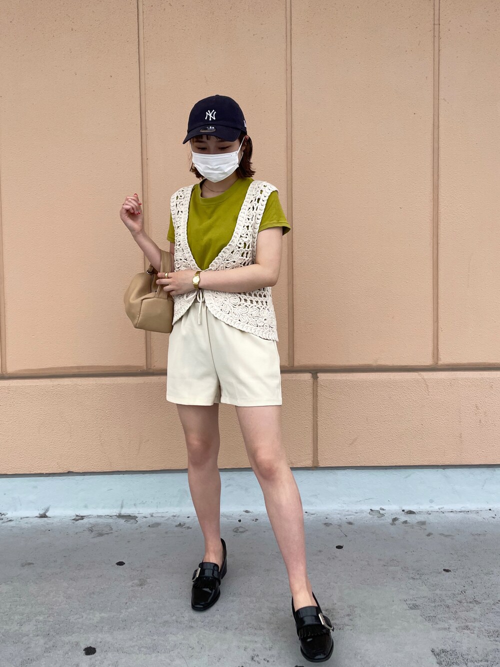 ホワイト系のベスト、イエロー系のTシャツ/カットソー、ベージュ系のセットアップを着用したレディースの夏コーディネートの3枚目の写真