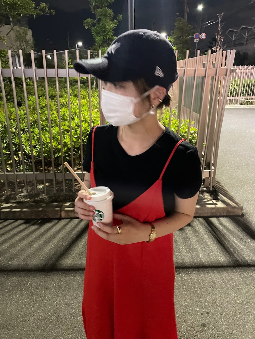 レッド系のワンピースを着用したレディースの夏コーディネートの2枚目の写真