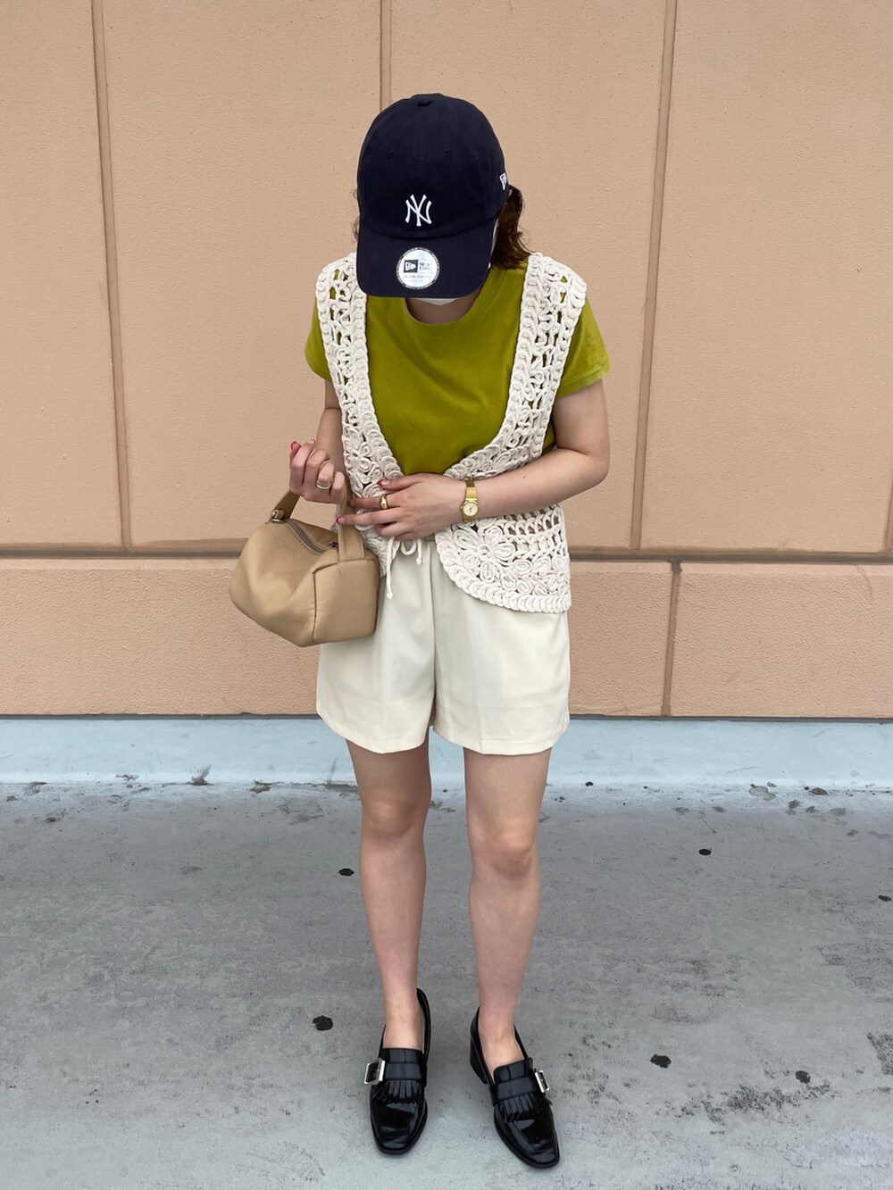 ホワイト系のベスト、イエロー系のTシャツ/カットソー、ベージュ系のセットアップを着用したレディースの夏コーディネートの2枚目の写真