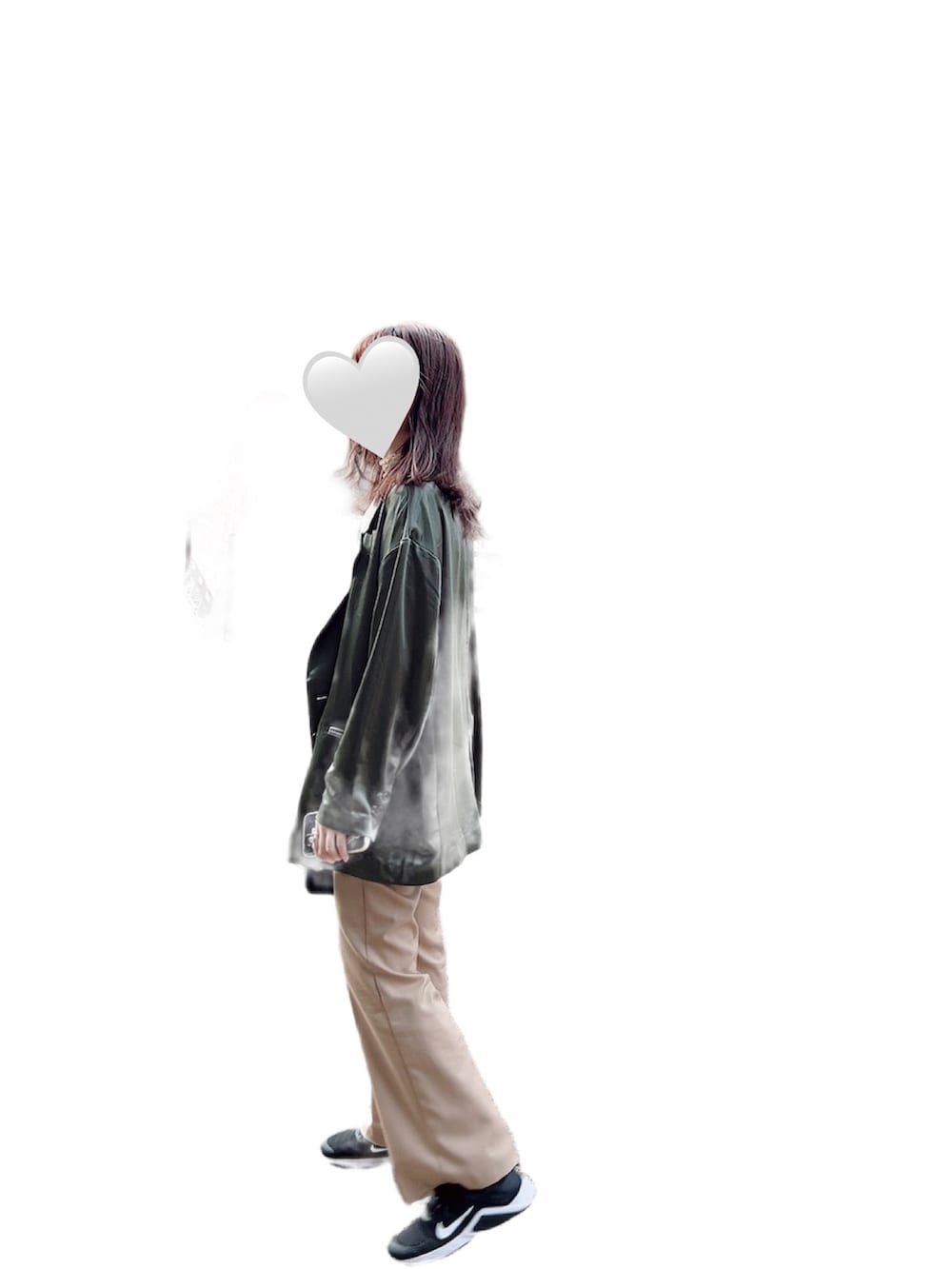 グリーン系のその他アウター、ブラウン系のパンツ、ベージュ系のTシャツ/カットソーを着用したレディースの秋コーディネートの3枚目の写真