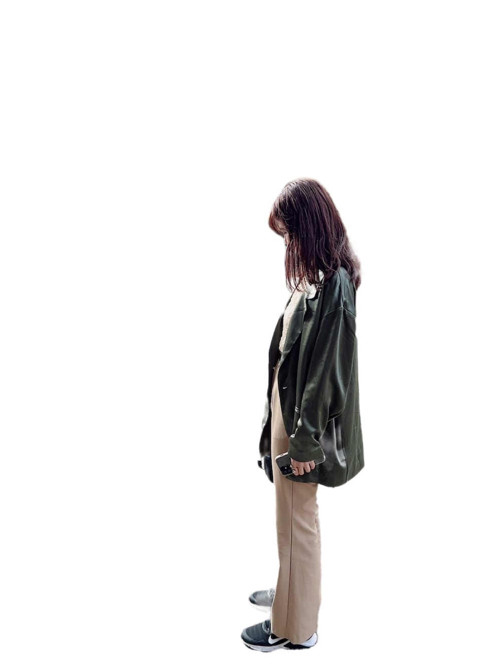 グリーン系のその他アウター、ブラウン系のパンツ、ベージュ系のTシャツ/カットソーを着用したレディースの秋コーディネートの2枚目の写真