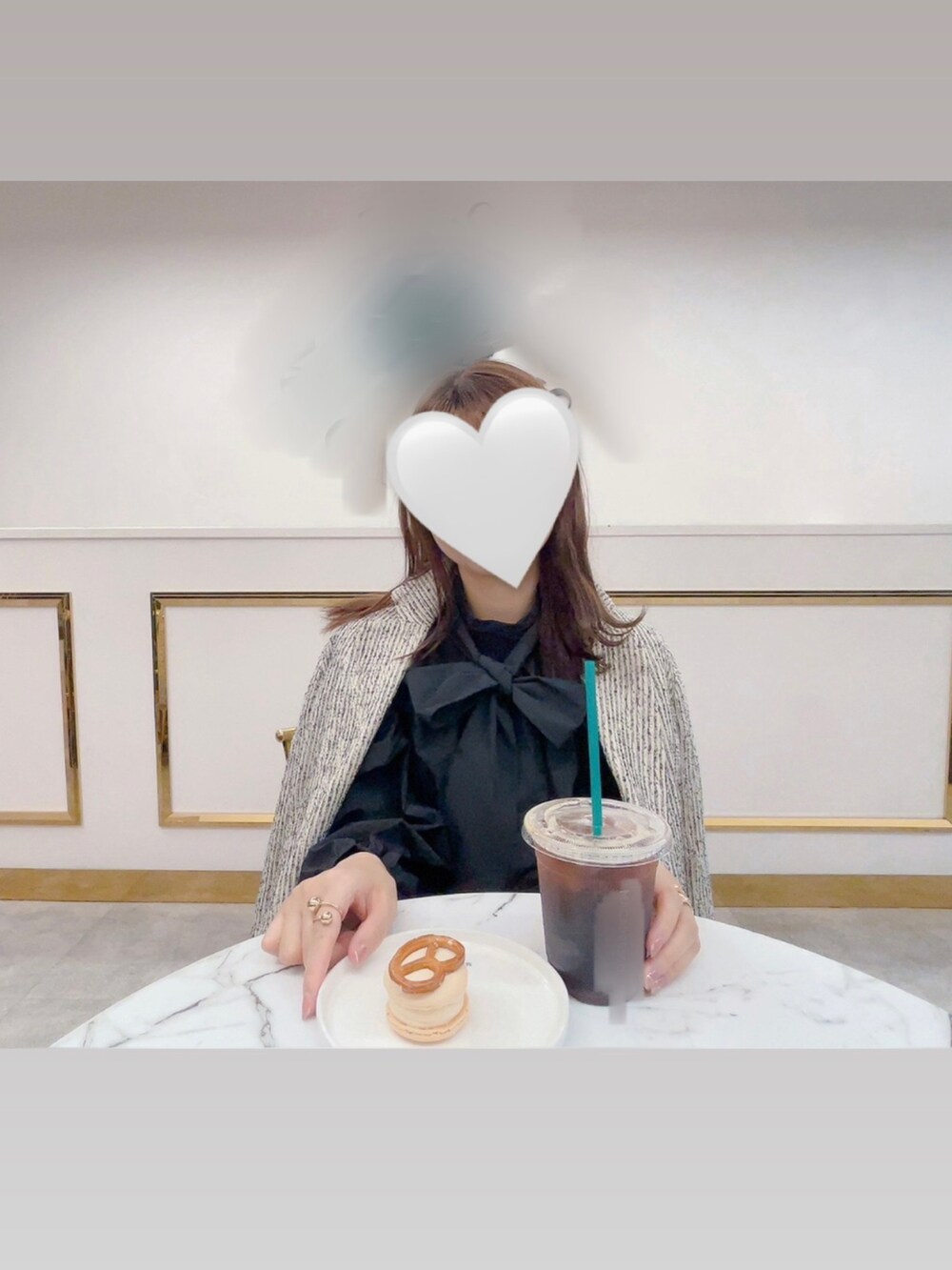ブラック系のシャツ/ブラウス、ホワイト系のジャケット/アウター、パープル系のその他パンツを着用したレディースの秋コーディネートの2枚目の写真