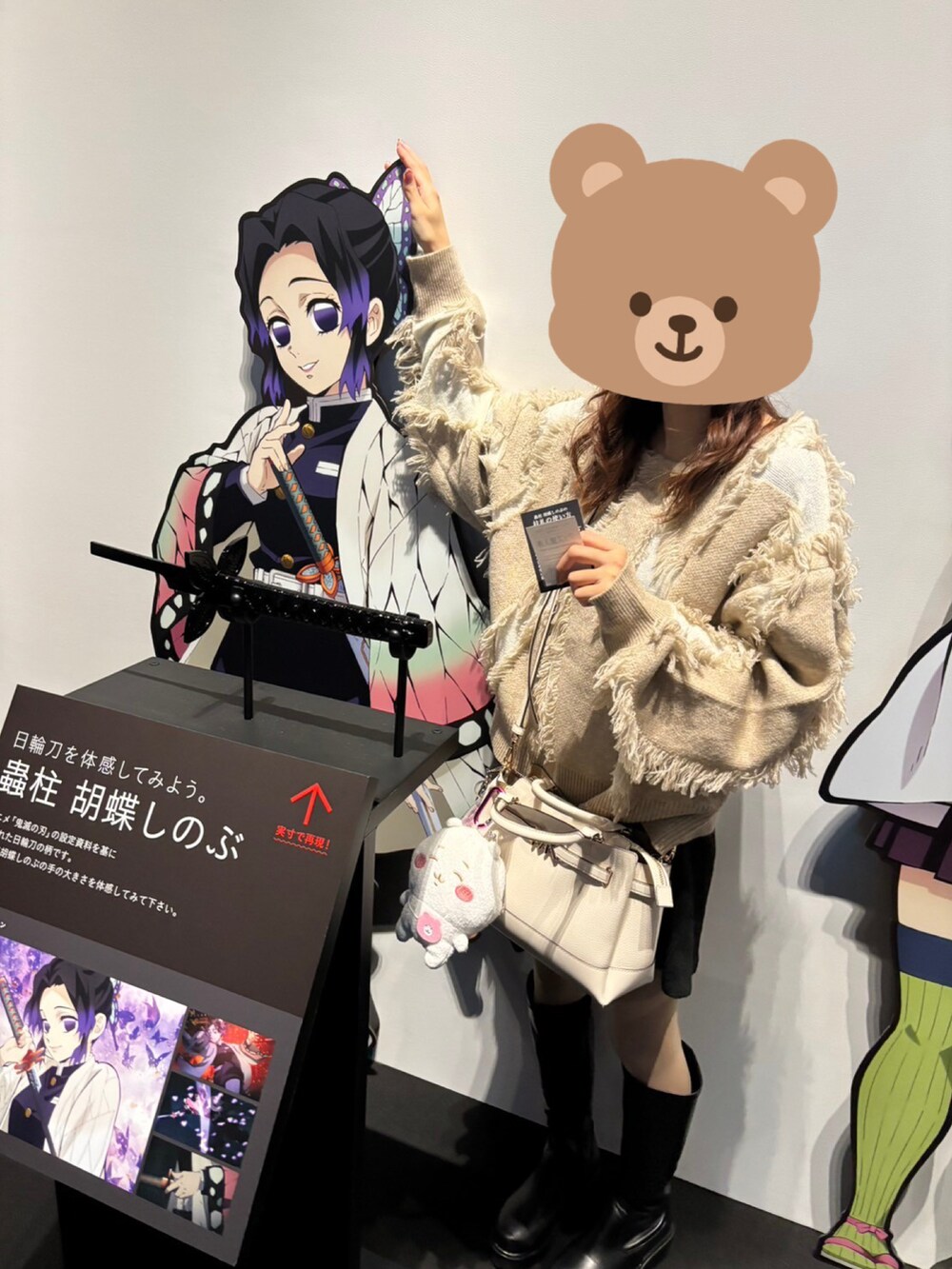 ベージュ系のニット/セーター、ブラック系のその他パンツ、ブラック系のブーツを着用したレディースの秋コーディネートの2枚目の写真