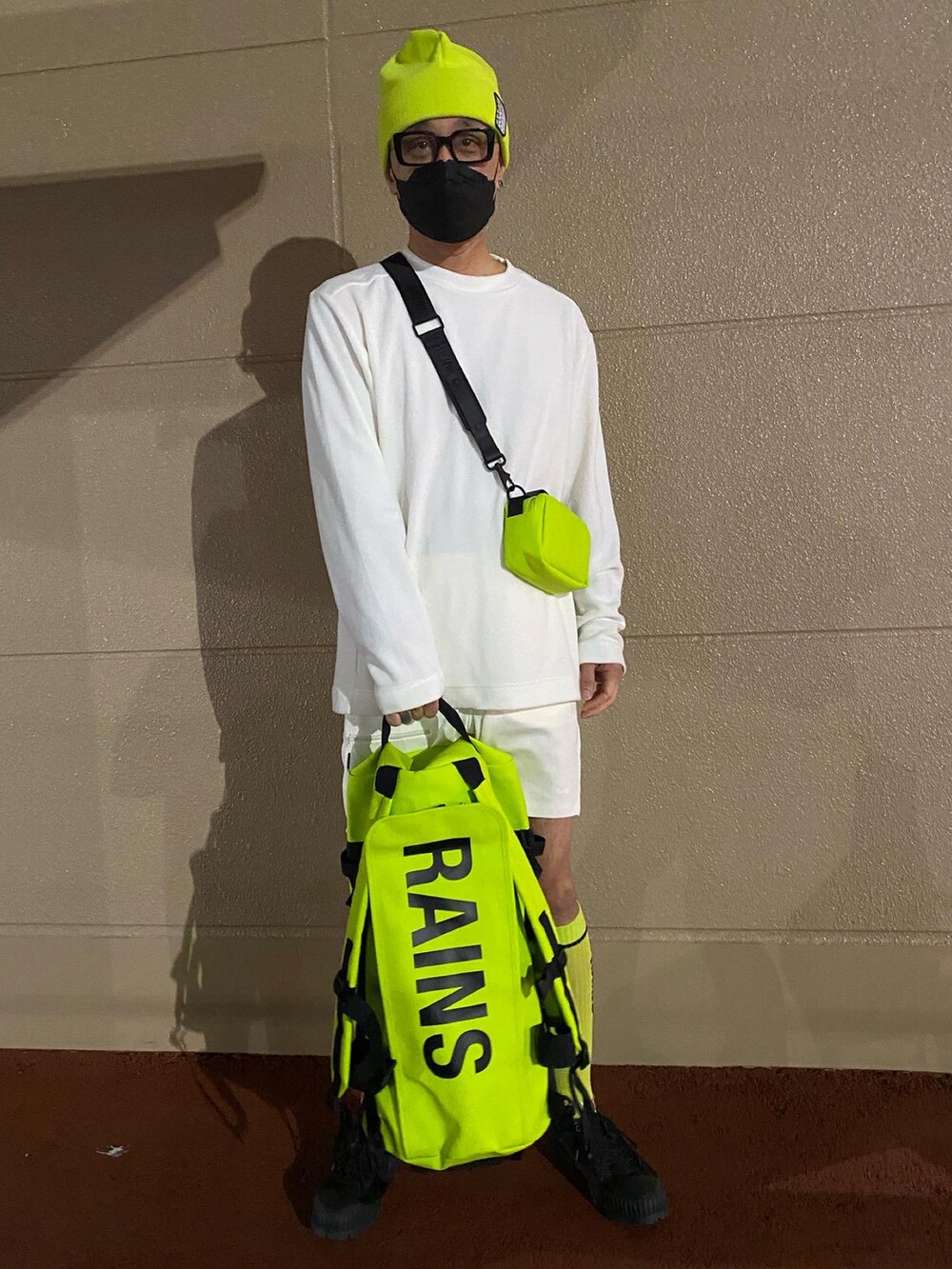 グリーン系のショルダーバッグ、ホワイト系のTシャツ/カットソー、グリーン系のボストンバッグを着用したメンズの秋コーディネートの2枚目の写真