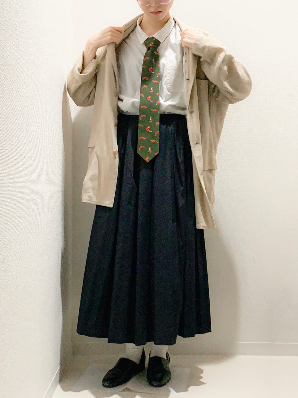 ブラック系のドレスシューズを着用したレディースの春コーディネートの3枚目の写真