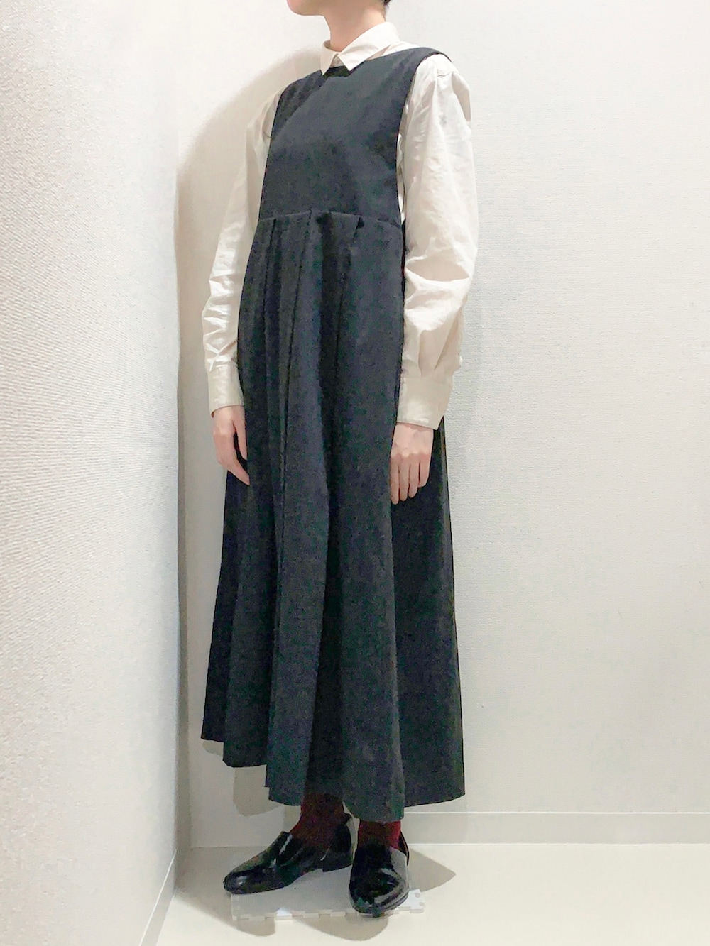 ベージュ系のシャツ/ブラウス、ブラック系のワンピース、ブラック系のドレスシューズを着用したレディースの春コーディネートの2枚目の写真