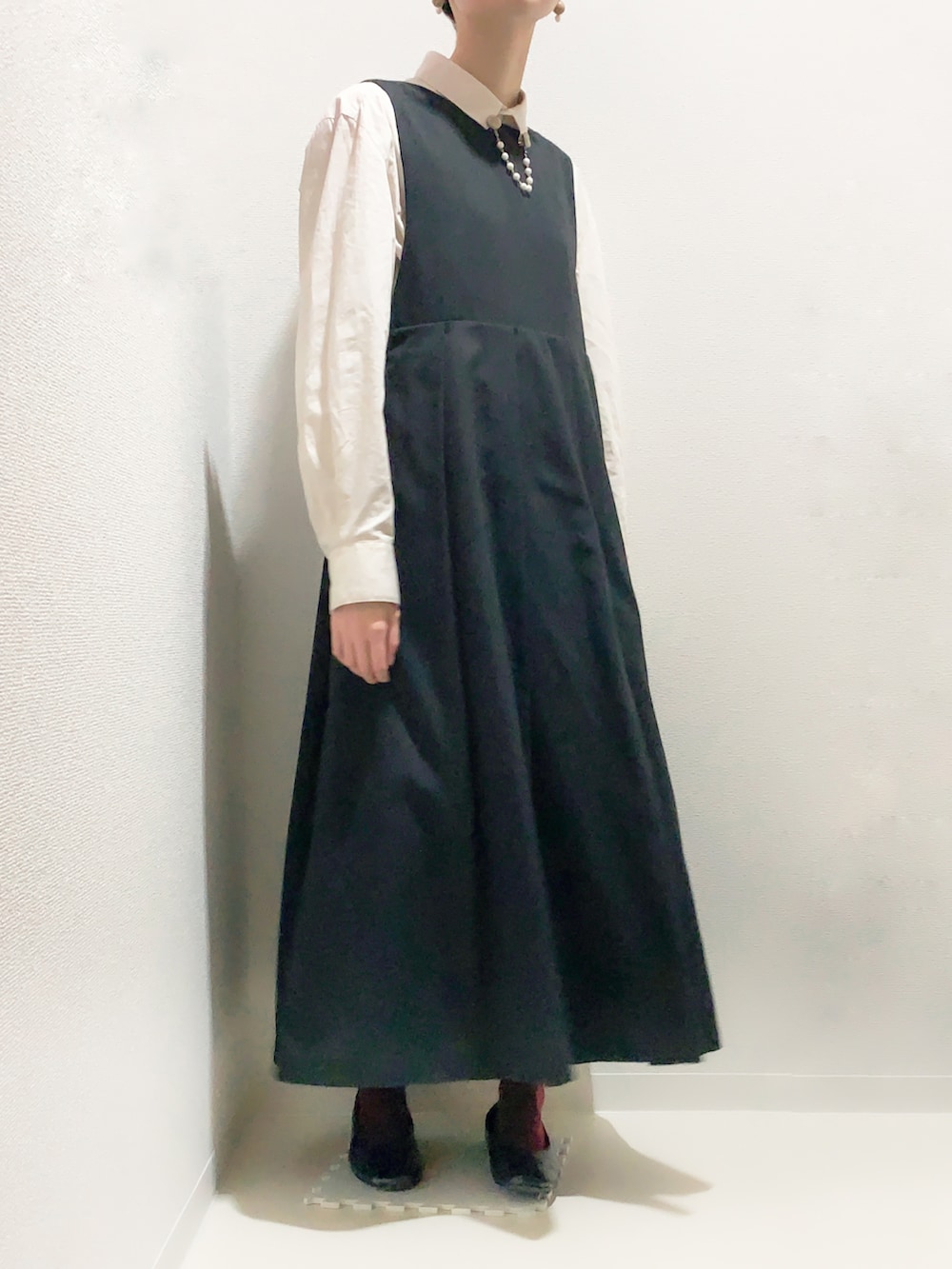 ベージュ系のトレンチコート、ベージュ系のシャツ/ブラウス、ブラック系のワンピースを着用したレディースの秋コーディネートの2枚目の写真