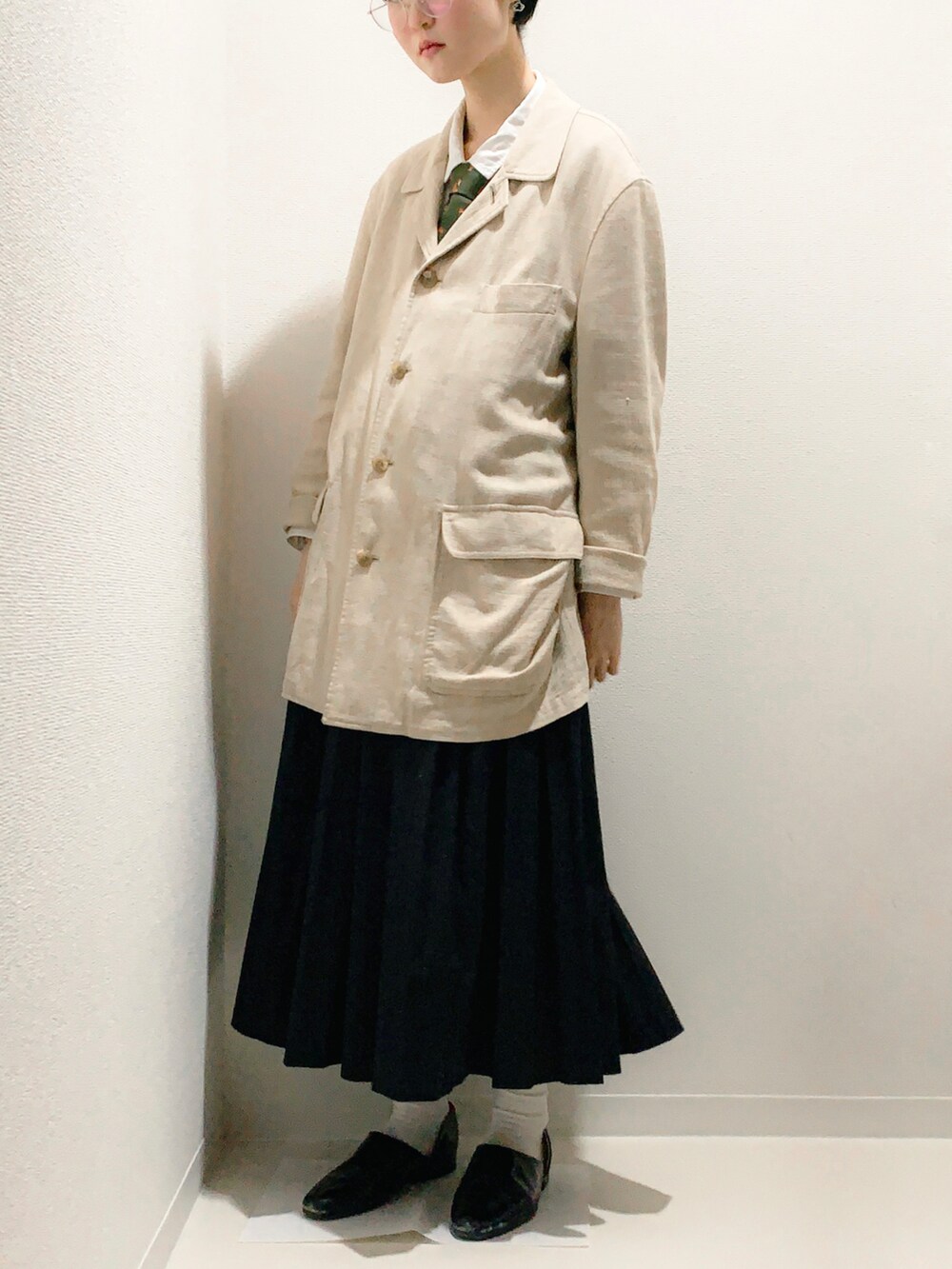 ブラック系のドレスシューズを着用したレディースの春コーディネートの2枚目の写真