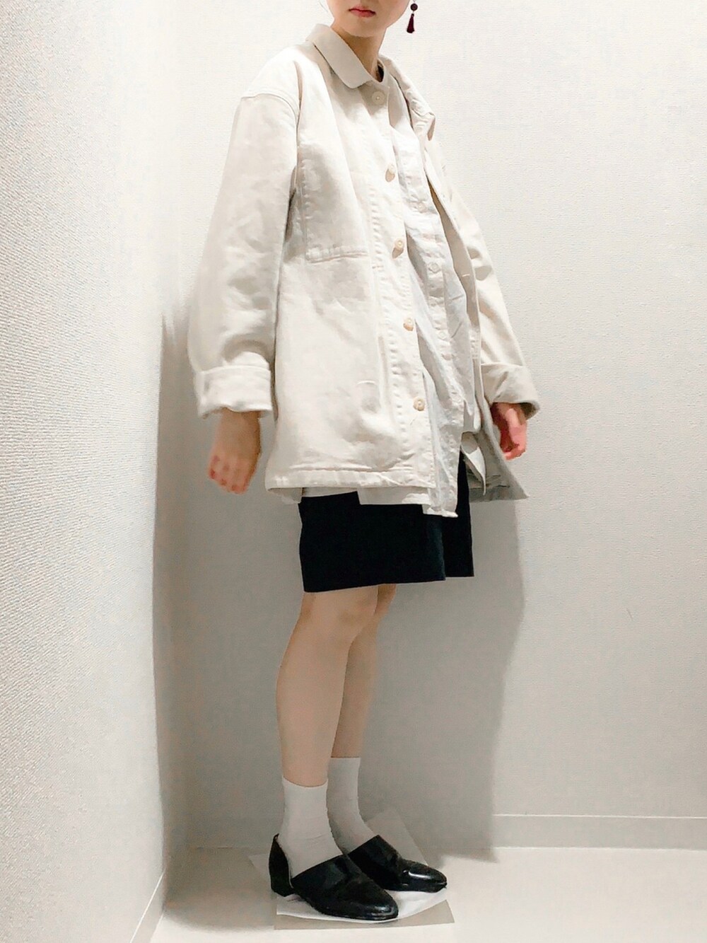 ブラック系のドレスシューズ、ホワイト系のシャツ/ブラウスを着用したレディースの春コーディネートの2枚目の写真