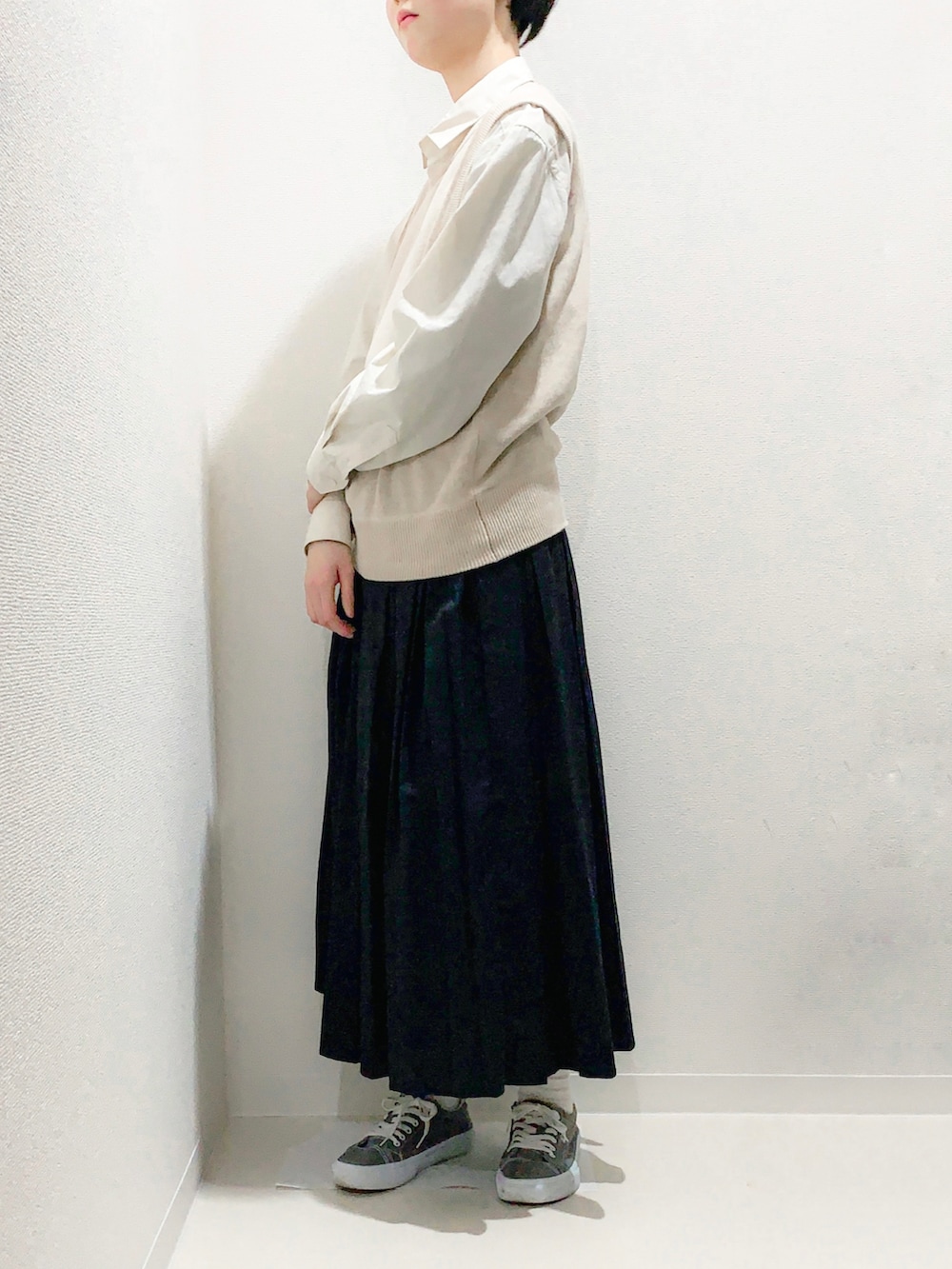 ベージュ系のシャツ/ブラウス、ベージュ系のニット/セーターを着用したレディースの春コーディネートの2枚目の写真