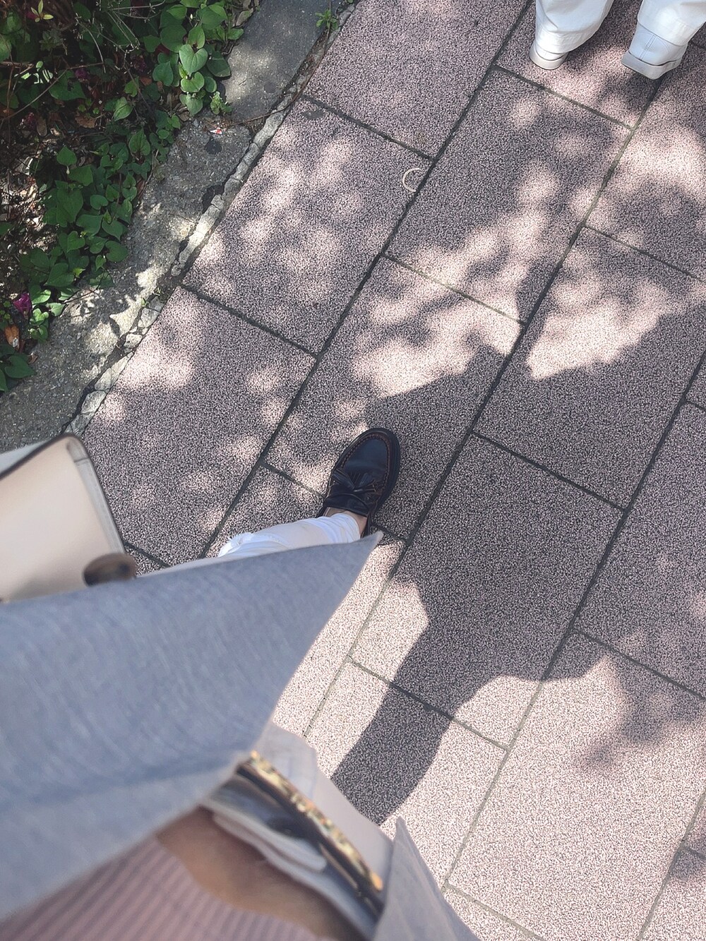 ピンク系のTシャツ/カットソー、ブルー系のチェスターコート、ホワイト系のデニムパンツを着用したレディースの春コーディネートの2枚目の写真