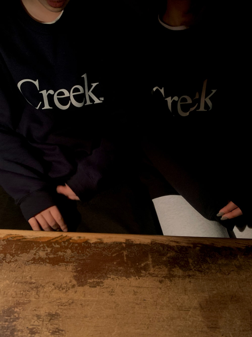 ブルー系のスウェットを着用したレディースの春コーディネートの2枚目の写真