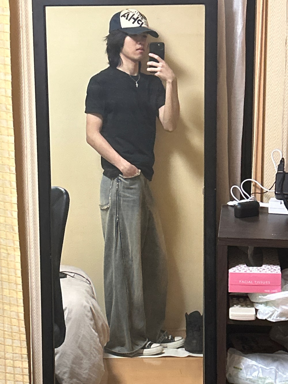 ブラック系のスニーカー、ブルー系のデニムパンツ、ブラック系のTシャツ/カットソーを着用したメンズの秋コーディネートの4枚目の写真