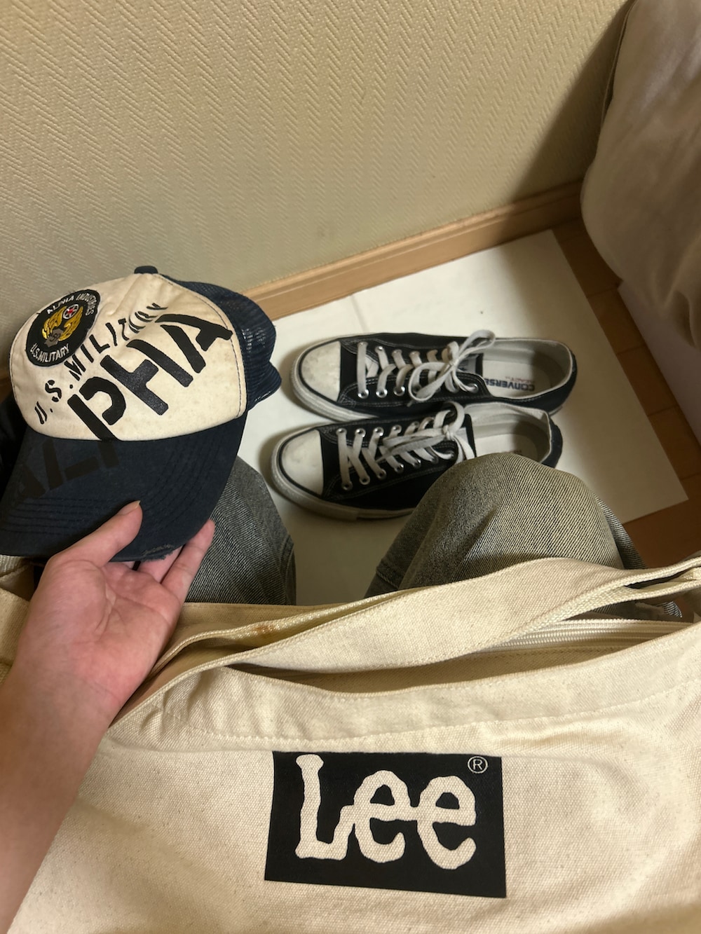 ブラック系のスニーカー、ブルー系のデニムパンツ、ブラック系のTシャツ/カットソーを着用したメンズの秋コーディネートの5枚目の写真