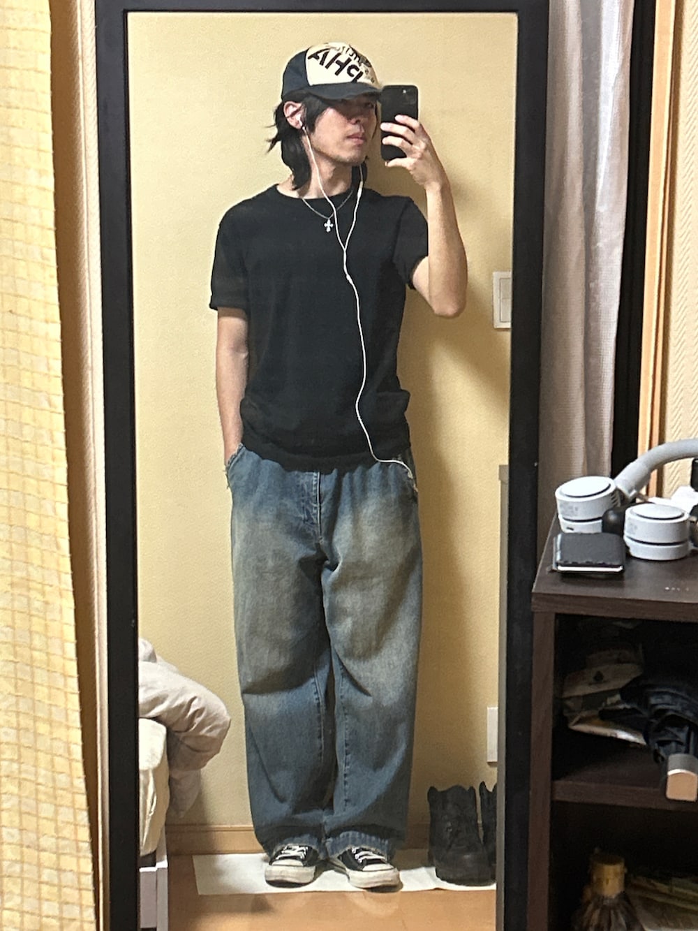 ブラック系のスニーカー、ブルー系のデニムパンツ、ブラック系のTシャツ/カットソーを着用したメンズの秋コーディネートの2枚目の写真
