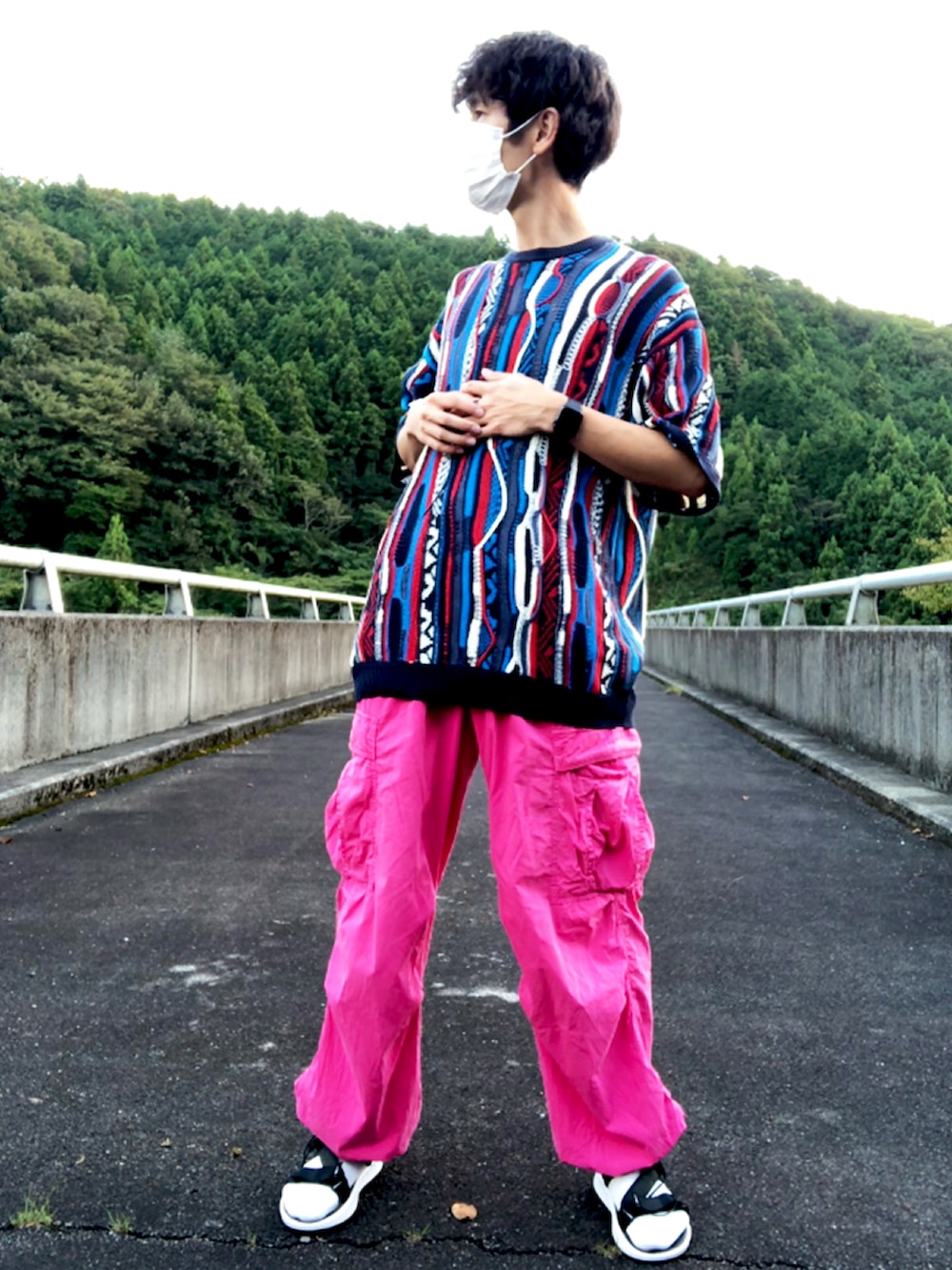 「シンプルコーデ、リラックススタイル、いいね、save、フォローお願いします🤑、オトナカジュアル、お出かけコーデ、アウトドアスタイル、ワイドパンツ、秋コーデ、ピンクパンツ、カーゴパンツ、ゆったりコーデ、レースシャツ、ニットTシャツ、山、夏コーデ」｜「NIKEのNIKE ナイキ VISTA SANDAL ビスタ サンダル MDJ6605 001BLACK/WHITE（サンダル、ブラック系）」を使った、ハマゾッチさん（メンズ・173cm）の秋コーディネートの2枚目の写真
