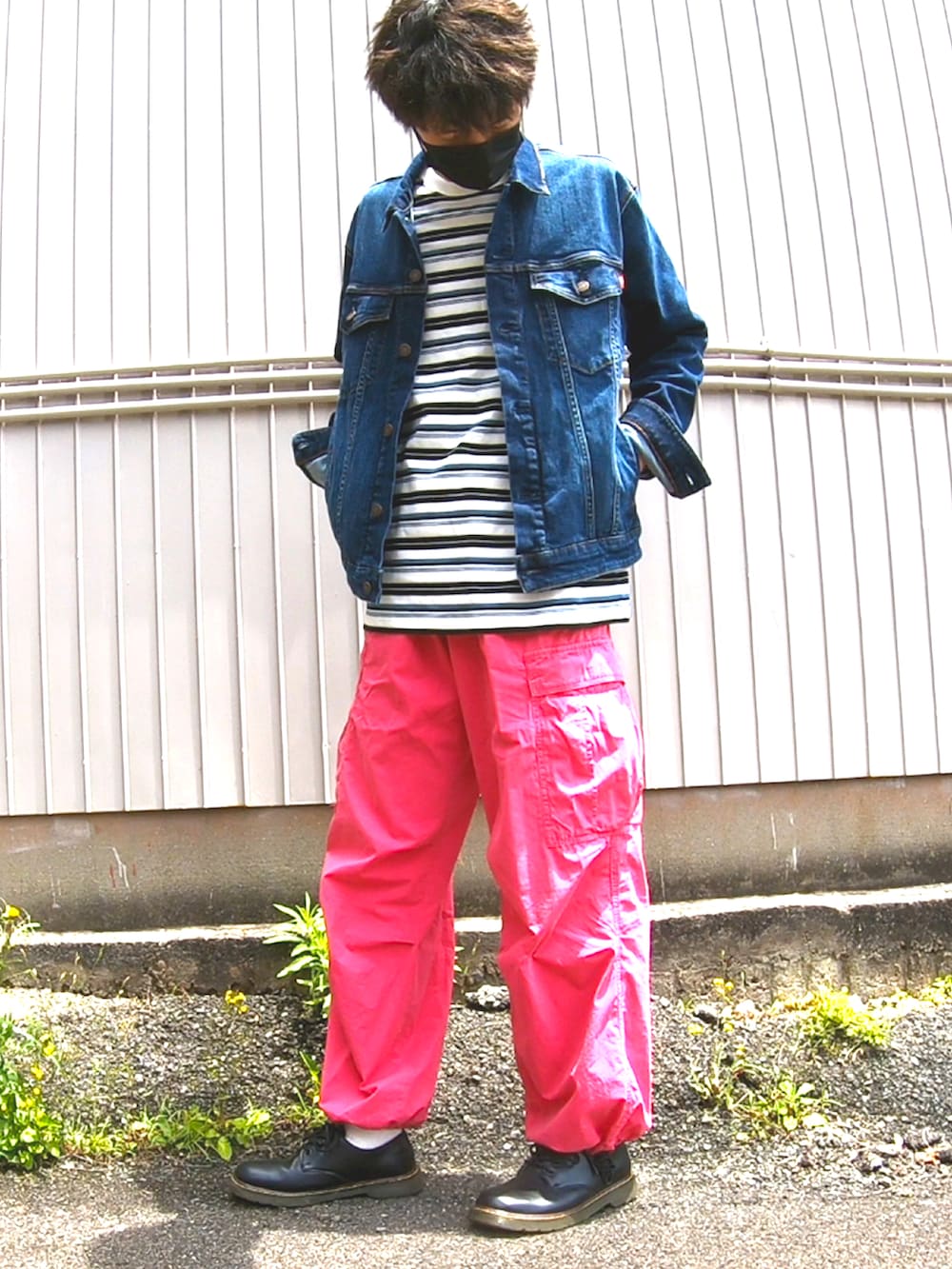 「お出かけコーデ日記、春、デニムジャケット、ピンクコーデ、ピンクパンツ、カーゴパンツ、ZARA、EDWIN、ボーダーTシャツ、プレーントゥ、メンズコーデ、メンズファッション、初夏コーデ、カラーパンツ、おしゃれさんと繋がりたい」｜「ZARAのアイテム（カーゴパンツ、ピンク系）」を使った、ハマゾッチさん（メンズ・173cm）の春コーディネートの2枚目の写真