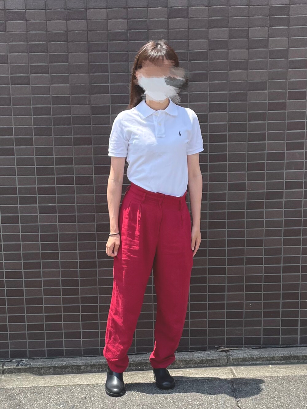 「夏コーデ、夏、カジュアル、紅白コーデ、ポロシャツ、ラルフローレン、ホワイト、レッド、赤、ブーツ、ブラック」｜「POLO RALPH LAURENのクラシックフィット フラッグ ポロシャツ（ポロシャツ、ホワイト系）」を使った、ありさん（レディース・157cm）の夏コーディネートの2枚目の写真