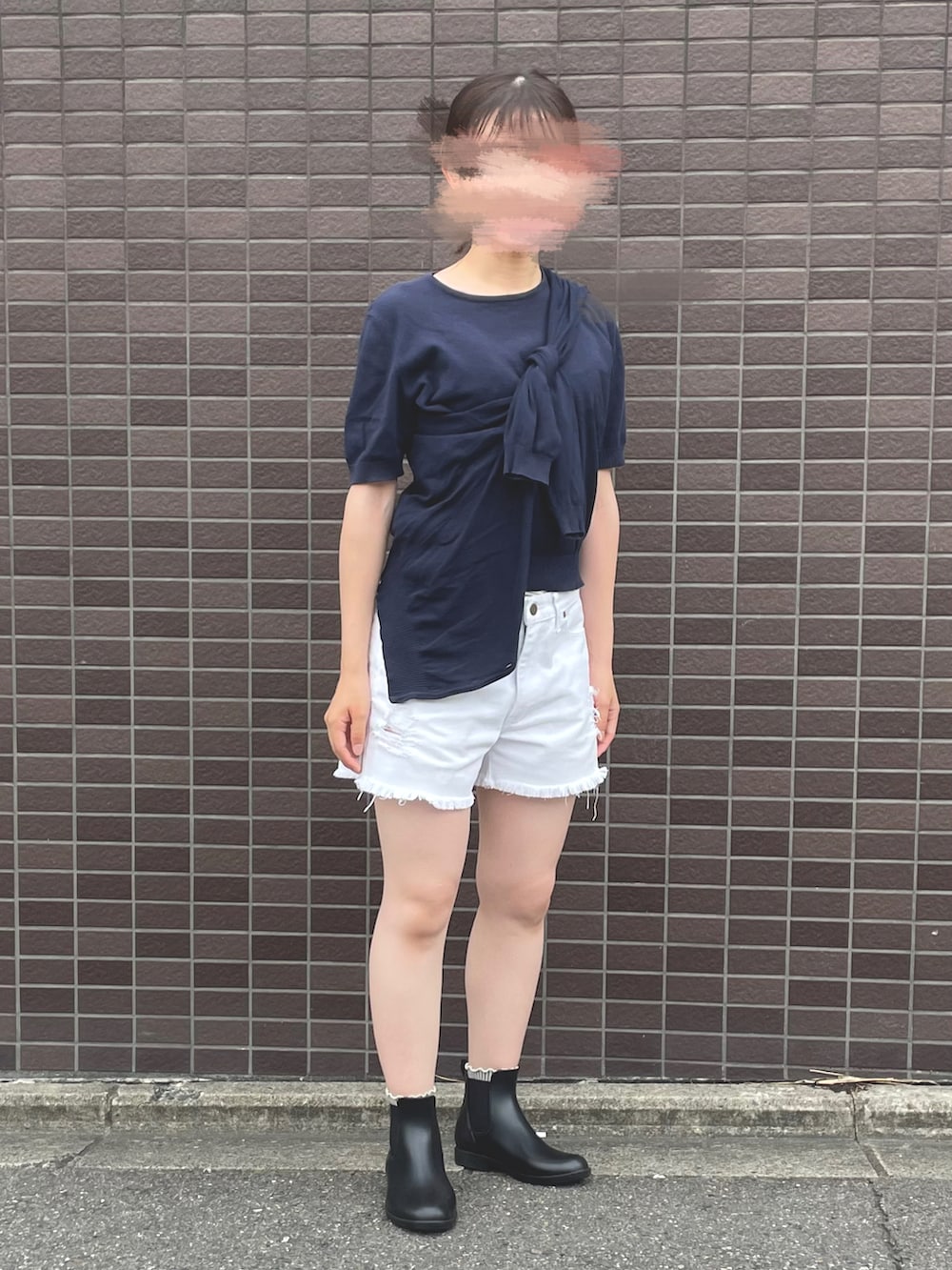 「大人カジュアル、夏コーデ、夏、紺、ホワイト、ブラック、ブーツ、雨の日コーデ、ヘアクリップ、ショートパンツ、たすき掛け、UNITED COLORS OF BENETTON、夏だ！Tシャツ着よう！、真夏のアクティブスタイル」｜「Latticeのアイテム（バレッタ/ヘアクリップ、ゴールド系）」を使った、ありさん（レディース・157cm）の夏コーディネートの2枚目の写真