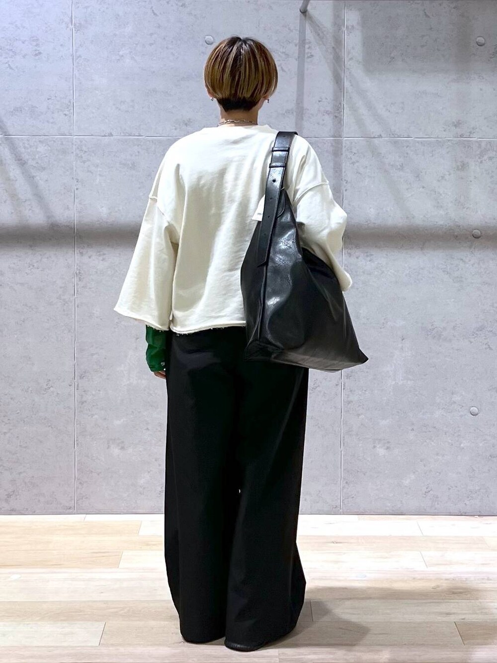 「低身長、個性派、リラックス、楽ちんコーデ、春コーデ、ラフ、ベーシック/シンプル、LEPSIM、シンプルコーデ、春服みてみて、春夏コーデ、シンプル、30代_LEPSIM、ワイドパンツ、ウォッシャブル」｜「LEPSIMの袖切り替えプルオーバー　140912（Tシャツ/カットソー、ブラック系）」を使った、miiisanさん（レディース・150cm）の春コーディネートの4枚目の写真