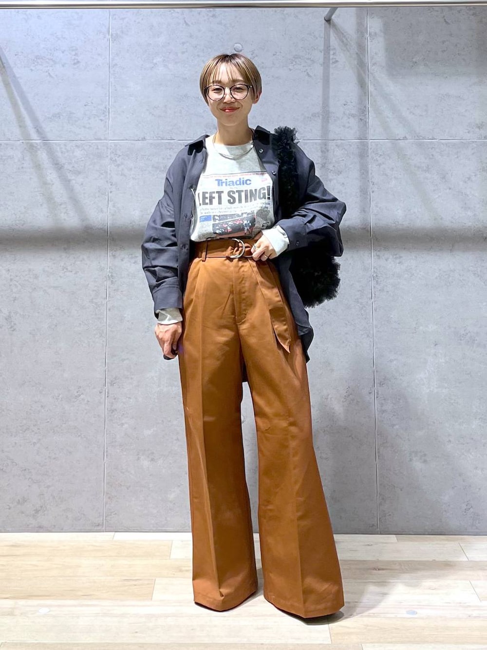 「ロンT、ワイドパンツ、シャツ、低身長、個性派、リラックス、楽ちんコーデ、春コーデ、ラフ、ベーシック/シンプル、LEPSIM、シンプルコーデ、春服みてみて、春夏コーデ、シンプル」｜「LEPSIMのメタル太チョーカー　152672（チョーカー、シルバー系）」を使った、miiisanさん（レディース・150cm）の冬コーディネートの6枚目の写真