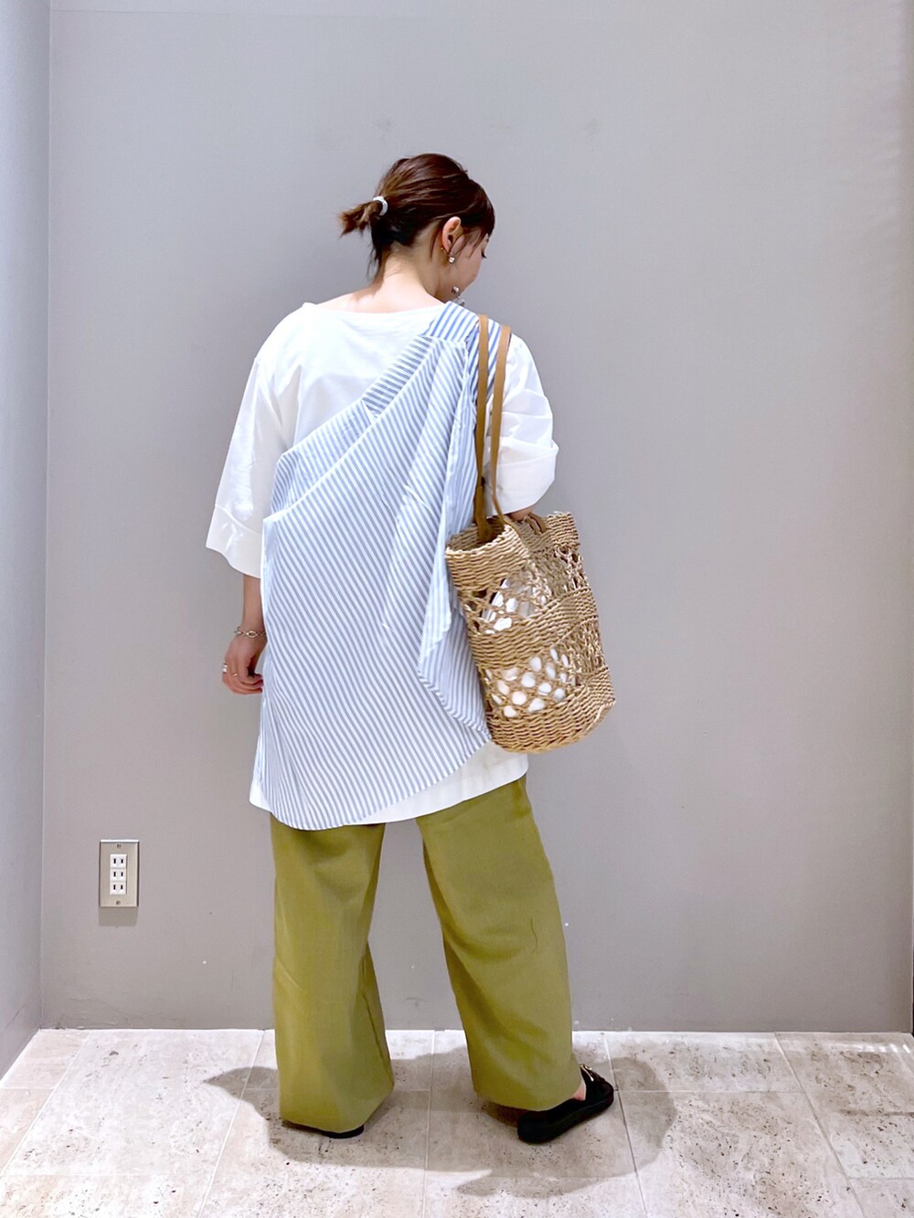ベージュ系のトートバッグ、ホワイト系のTシャツ/カットソー、ブルー系のシャツ/ブラウスを着用したレディースの春コーディネートの3枚目の写真