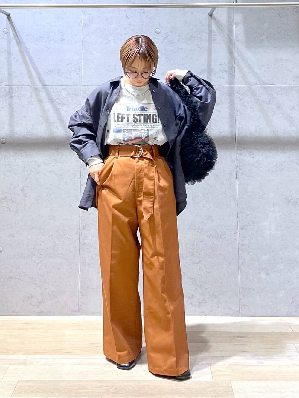 「ロンT、ワイドパンツ、シャツ、低身長、個性派、リラックス、楽ちんコーデ、春コーデ、ラフ、ベーシック/シンプル、LEPSIM、シンプルコーデ、春服みてみて、春夏コーデ、シンプル」｜「LEPSIMのメタル太チョーカー　152672（チョーカー、シルバー系）」を使った、miiisanさん（レディース・150cm）の冬コーディネートの3枚目の写真