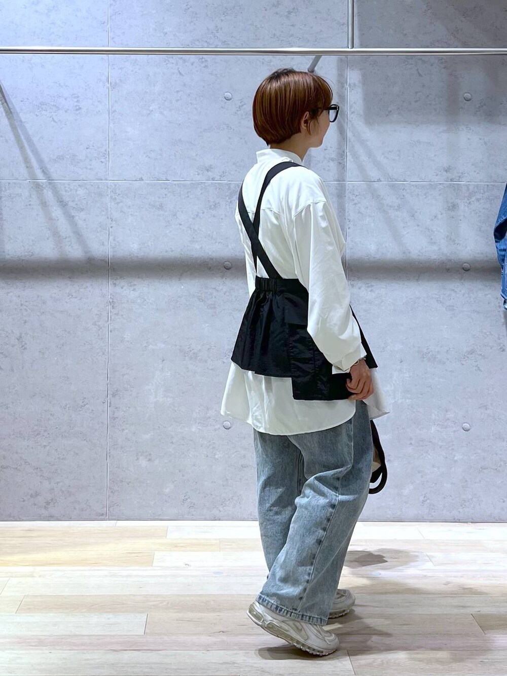 ホワイト系のシャツ/ブラウス、ブルー系のデニムパンツ、ベージュ系のショルダーバッグを着用したレディースの春コーディネートの3枚目の写真