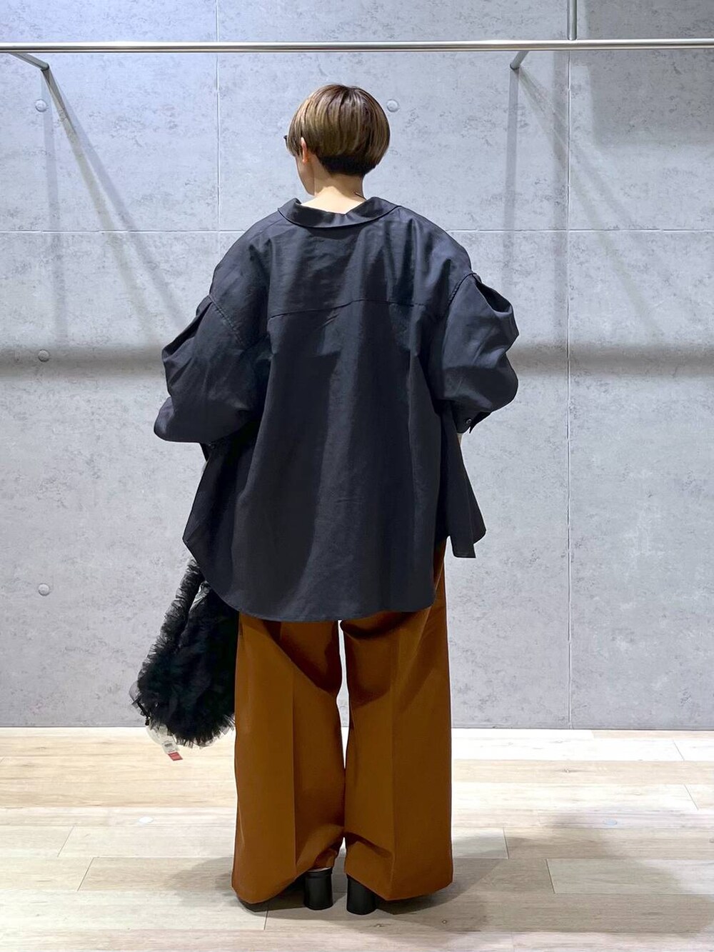 「ロンT、ワイドパンツ、シャツ、低身長、個性派、リラックス、楽ちんコーデ、春コーデ、ラフ、ベーシック/シンプル、LEPSIM、シンプルコーデ、春服みてみて、春夏コーデ、シンプル」｜「LEPSIMのメタル太チョーカー　152672（チョーカー、シルバー系）」を使った、miiisanさん（レディース・150cm）の冬コーディネートの4枚目の写真