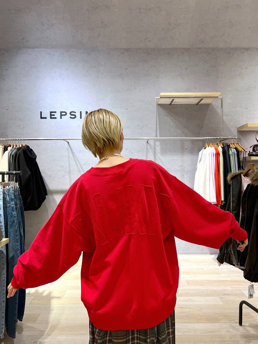 「ラフ、ベーシック/シンプル、LEPSIM、ブーツ、シンプルコーデ、スウェット、アウター、エアサーマル、低身長、個性派、冬コーデ、シンプル、リラックス、楽ちんコーデ、秋冬新作」｜「LEPSIMのエアサーマルスタンドネックジャケット　116903（ダウンジャケット/コート、ブラック系）」を使った、miiisanさん（レディース・150cm）の冬コーディネートの4枚目の写真