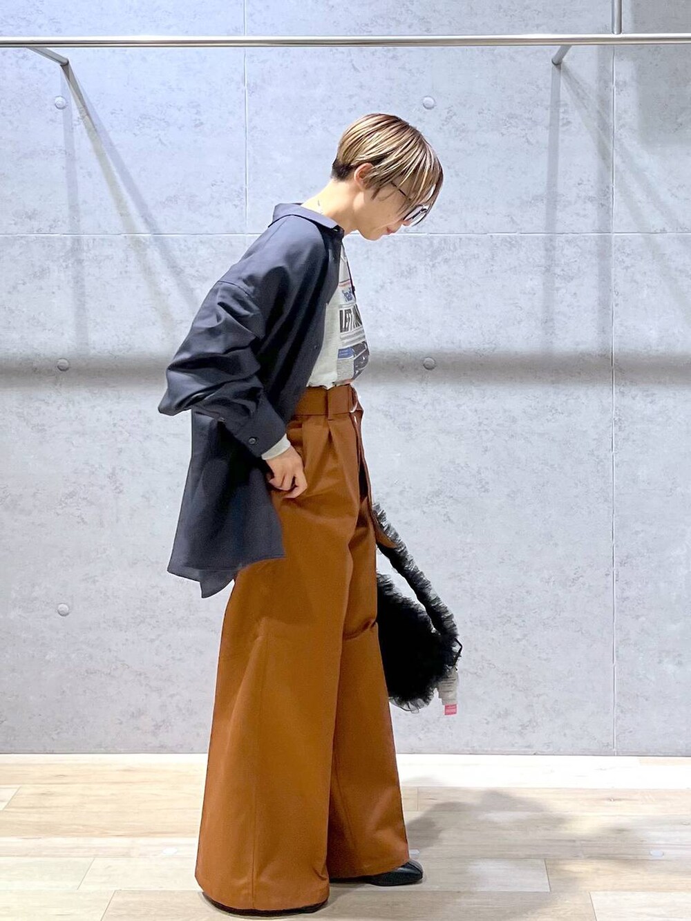 「ロンT、ワイドパンツ、シャツ、低身長、個性派、リラックス、楽ちんコーデ、春コーデ、ラフ、ベーシック/シンプル、LEPSIM、シンプルコーデ、春服みてみて、春夏コーデ、シンプル」｜「LEPSIMのメタル太チョーカー　152672（チョーカー、シルバー系）」を使った、miiisanさん（レディース・150cm）の冬コーディネートの5枚目の写真