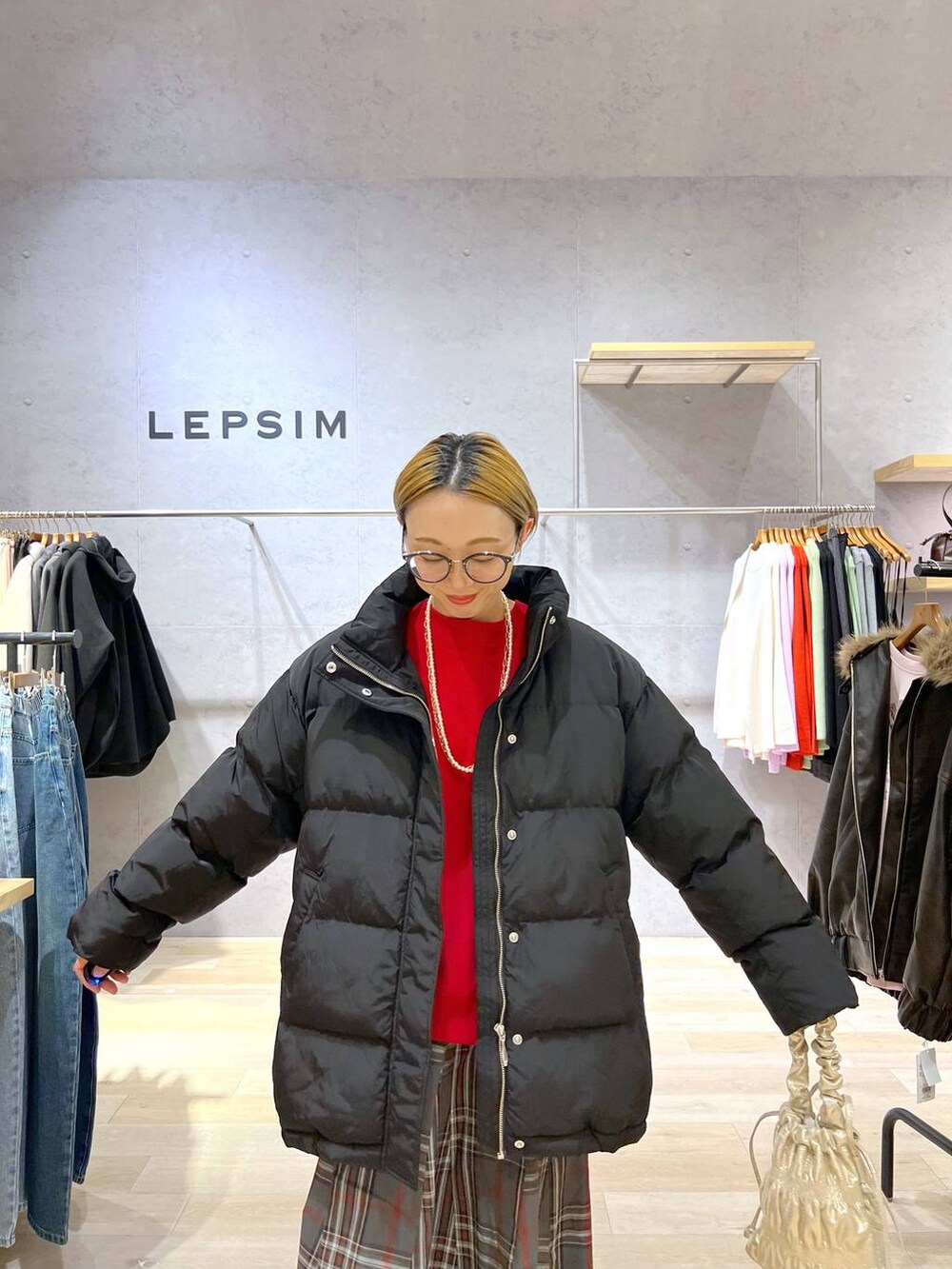 「ラフ、ベーシック/シンプル、LEPSIM、ブーツ、シンプルコーデ、スウェット、アウター、エアサーマル、低身長、個性派、冬コーデ、シンプル、リラックス、楽ちんコーデ、秋冬新作」｜「LEPSIMのエアサーマルスタンドネックジャケット　116903（ダウンジャケット/コート、ブラック系）」を使った、miiisanさん（レディース・150cm）の冬コーディネートの3枚目の写真