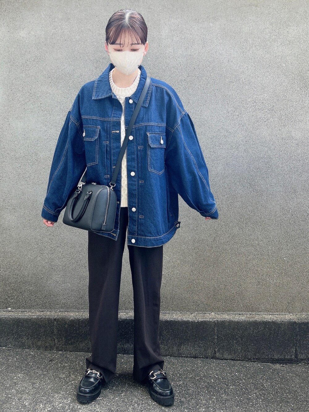 「大人カジュアル、シンプル、プチプラ、UNIQLO、ニット、ワイドパンツ、ボストンバッグ、ローファー、重ね着ベストシーズン、休日スタイル、ママコーデ、着回しコーデ、秋冬コーデ」｜「forksy.の【forksy.】オーバーサイズ2Wayシルエットデニムジャケット（デニムジャケット、ブルー系）」を使った、KanA𓈒𓏸𑁍‬さん（骨格ウェーブ・レディース・156cm）の秋コーディネートの2枚目の写真
