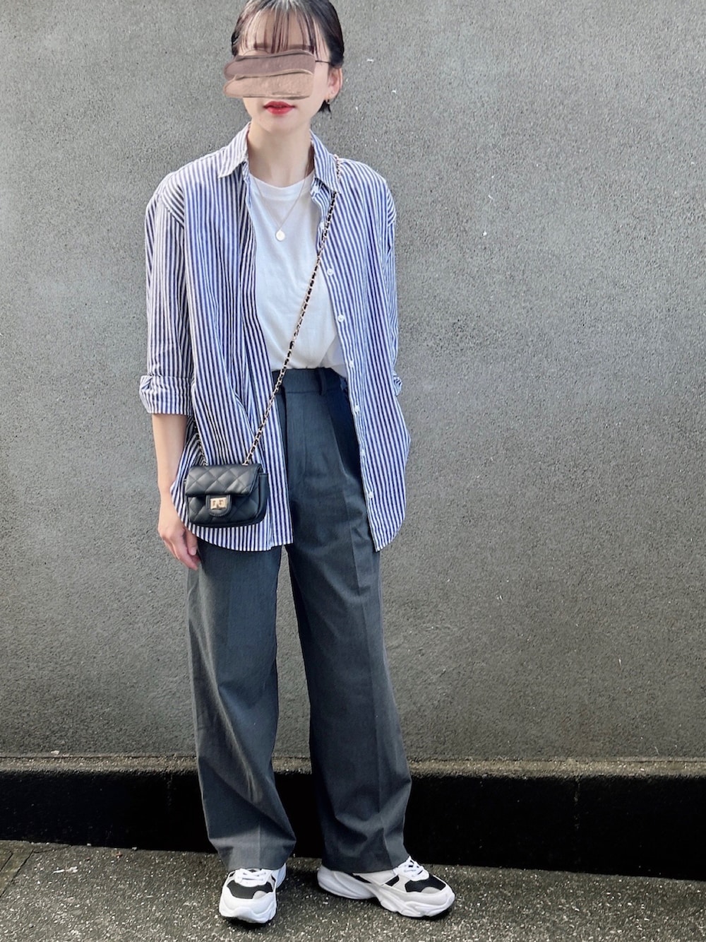 「大人カジュアル、シンプル、プチプラ、UNIQLO、シャツスタイル、レイヤードスタイル、メガネ女子、ワイドパンツ、ショルダーバッグ、厚底シューズ、ママコーデ、着回しコーデ、春コーデ」｜「UNIQLOのアイテム（サングラス、ブラック系）」を使った、KanA𓈒𓏸𑁍‬さん（骨格ウェーブ・レディース・156cm）の春コーディネートの2枚目の写真