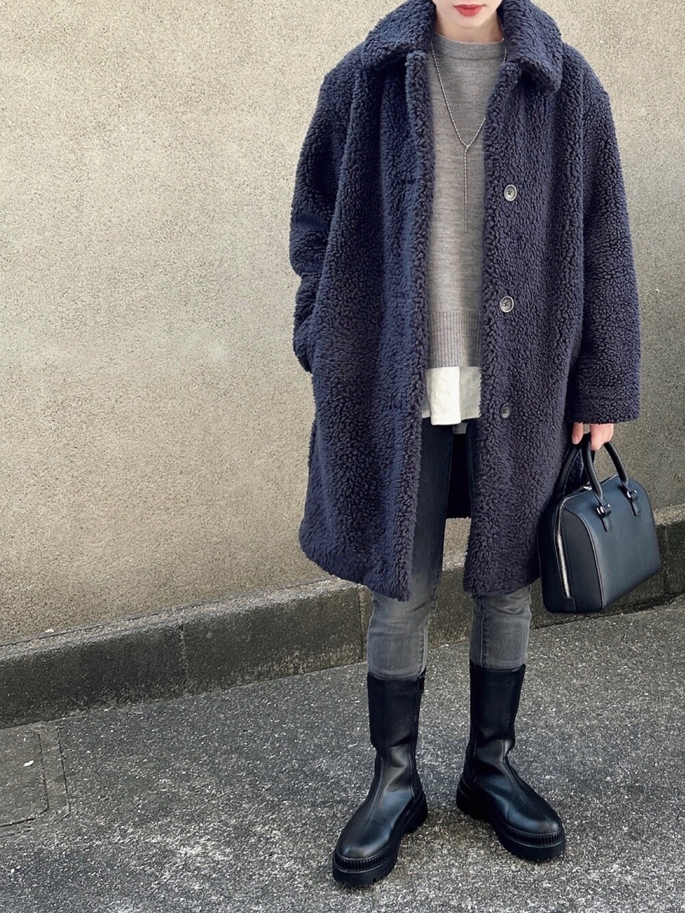 「大人カジュアル、シンプル、プチプラ、UNIQLO、レイヤードスタイル、もこもこ、セーター、デニム、ブーツ、ボストンバッグ、ママコーデ、着回しコーデ、冬コーデ、マイベストコーデ2022」|「UNIQLOのアイテム(ステンカラーコート、グレー系)」を使った、KanA𓈒𓏸𑁍さん(骨格ウェーブ・レディース・156cm)の冬コーディネートの2枚目の写真