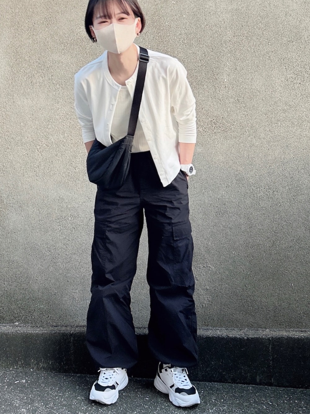 「大人カジュアル、シンプル、プチプラ、スポーツミックス、UNIQLO、モノトーン、カーディガン、カーゴパンツ、白スニーカー、厚底シューズ、ショルダーバッグ、ママコーデ、着回しコーデ」｜「AKIII CLASSICの《AKIIICLASSIC》RS800（スニーカー、ホワイト系）」を使った、KanA𓈒𓏸𑁍‬さん（骨格ウェーブ・レディース・156cm）の春コーディネートの2枚目の写真