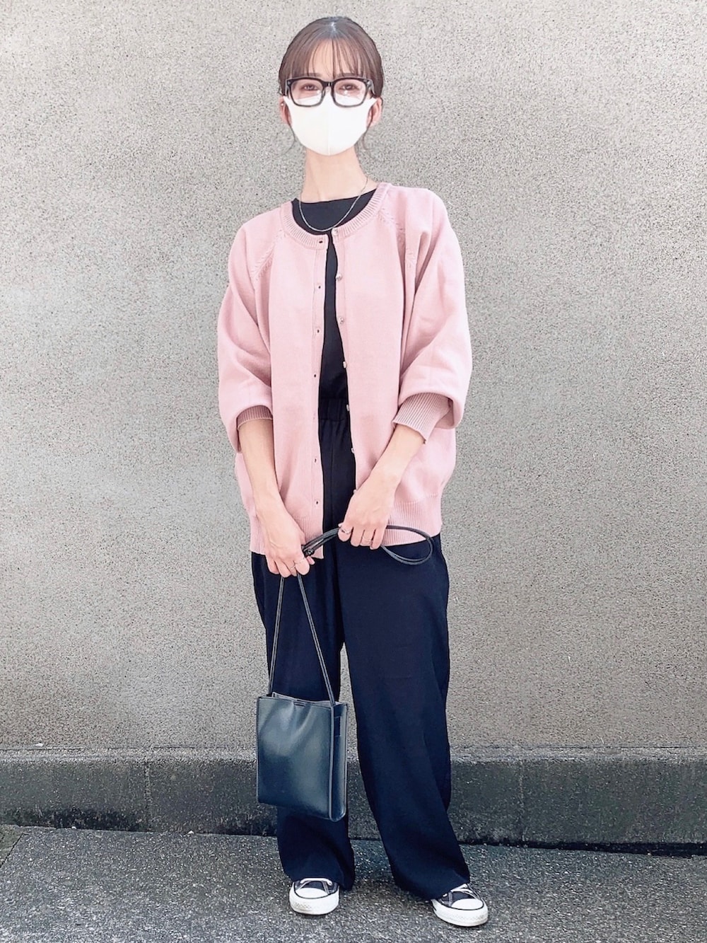 ピンク系のカーディガン/ボレロ、ホワイト系のタンクトップ、ブラック系のその他パンツを着用したレディースの秋コーディネートの2枚目の写真