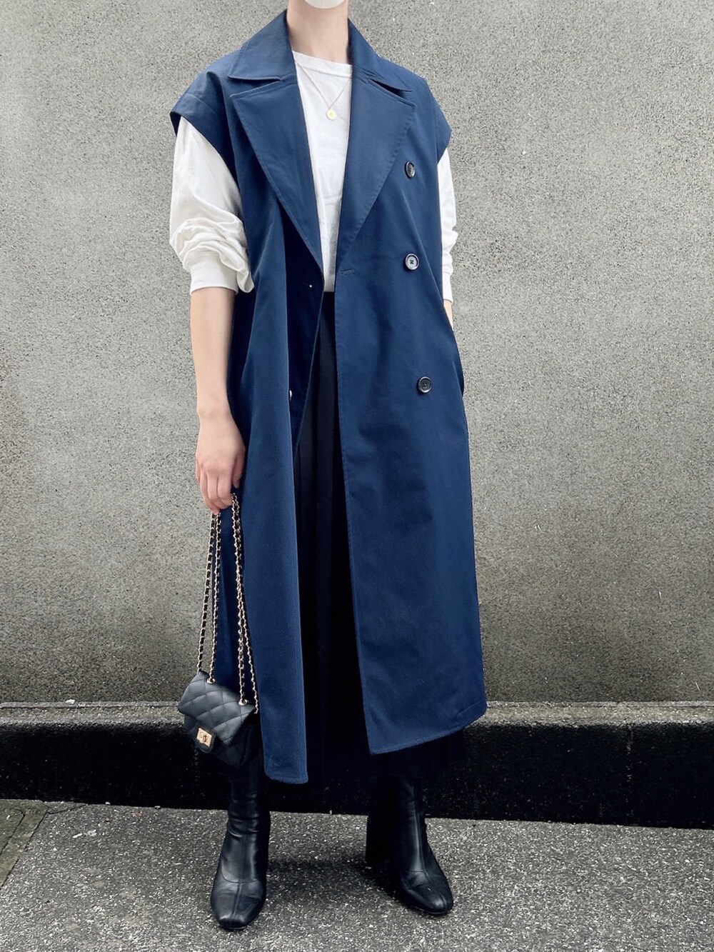 「大人カジュアル、きれいめカジュアル、シンプル、プチプラ、休日スタイル、レイヤードスタイル、トレンチコート、UNIQLO、スカート、ミニバッグ、ブーツ、ママコーデ、着回しコーデ、春コーデ」｜「ANGIEのコインネックレス（ネックレス、その他）」を使った、KanA𓈒𓏸𑁍‬さん（骨格ウェーブ・レディース・156cm）の春コーディネートの2枚目の写真