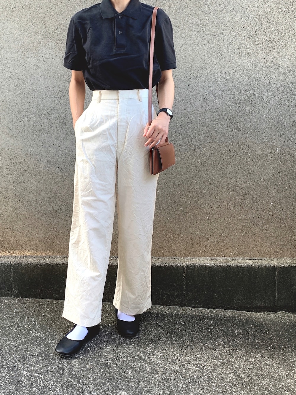 「大人カジュアル、シンプル、プチプラ、UNIQLO、ポロシャツ、モノトーン、バレエシューズ、ママコーデ、着回しコーデ、低身長コーデ、初夏コーデ」｜「Ungridのアイテム（ショルダーバッグ、ブラウン系）」を使った、KanA𓈒𓏸𑁍‬さん（レディース・156cm）の夏コーディネートの2枚目の写真