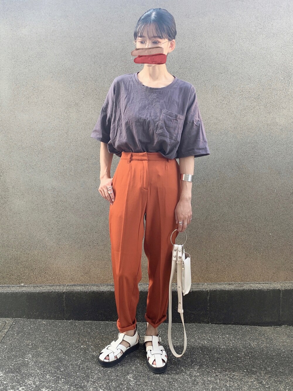 グレー系のTシャツ/カットソー、ホワイト系のショルダーバッグ、オレンジ系のスラックスを着用したレディースの夏コーディネートの2枚目の写真