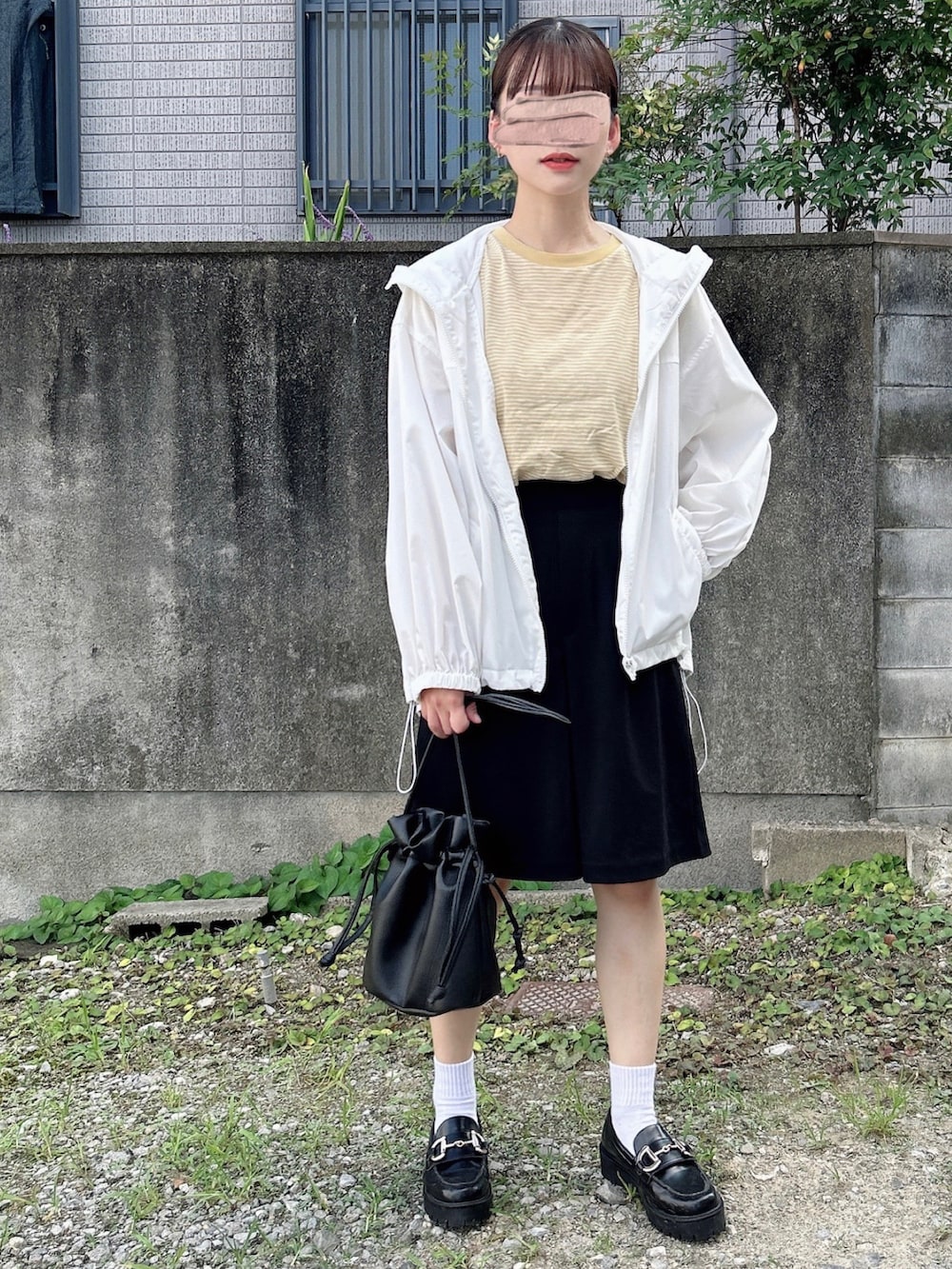 「大人カジュアル、シンプル、プチプラ、マウンテンパーカー、ショートパンツ、イエロー、レイヤードスタイル、巾着バッグ、ローファー、ママコーデ、着回しコーデ、秋コーデ」｜「H&Mのアイテム（ローファー、ブラック系）」を使った、KanA𓈒𓏸𑁍‬さん（骨格ウェーブ・レディース・156cm）の秋コーディネートの2枚目の写真