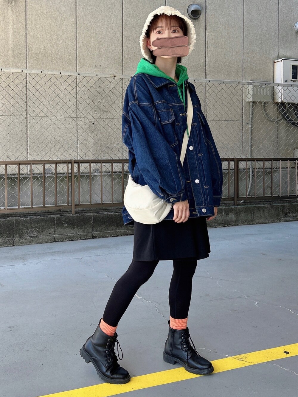 「大人カジュアル、シンプル、プチプラ、休日スタイル、韓国ファッション、オーバーサイズ、ビッグシルエット、デニムジャケット、パーカー、バケットハット、ショルダーバッグ、重ね着ベストシーズン、ママコーデ、着回しコーデ、秋コーデ」｜「forksy.の【forksy.】オーバーサイズ2Wayシルエットデニムジャケット（デニムジャケット、ブルー系）」を使った、KanA𓈒𓏸𑁍‬さん（骨格ウェーブ・レディース・156cm）の秋コーディネートの2枚目の写真