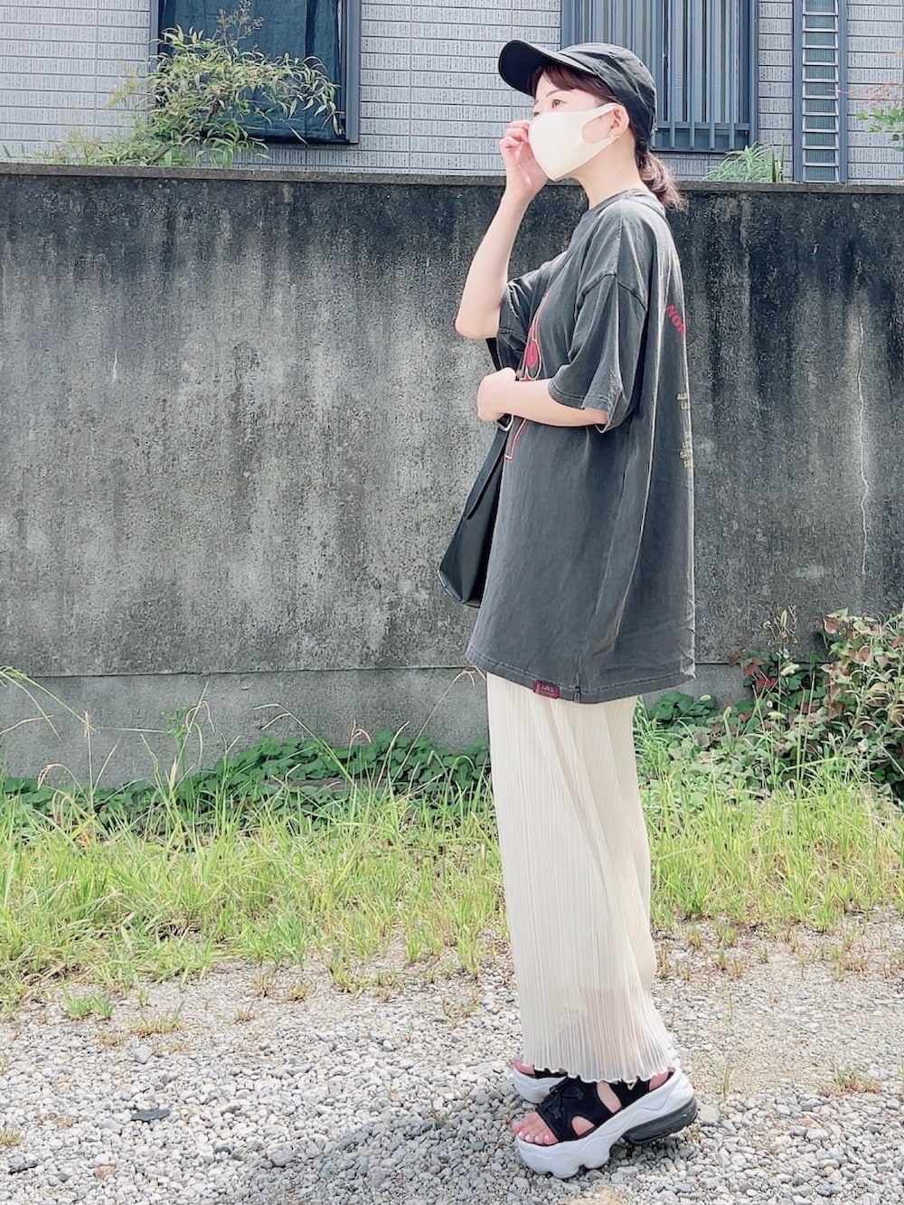 「大人カジュアル、きれいめカジュアル、シンプル、プチプラ、ロゴT、スカート、キャップ、厚底サンダル、ショルダーバッグ、ママコーデ、着回しコーデ、夏コーデ、休日コーデ、お出かけコーデ」｜「Javaの《JaVa ジャバコラボ》キャッチーな大人夏Tee。綿100%ピグメントビッグツアーロゴプリントTシャツ（Tシャツ/カットソー、グレー系）」を使った、KanA𓈒𓏸𑁍‬さん（骨格ウェーブ・レディース・156cm）の秋コーディネートの2枚目の写真