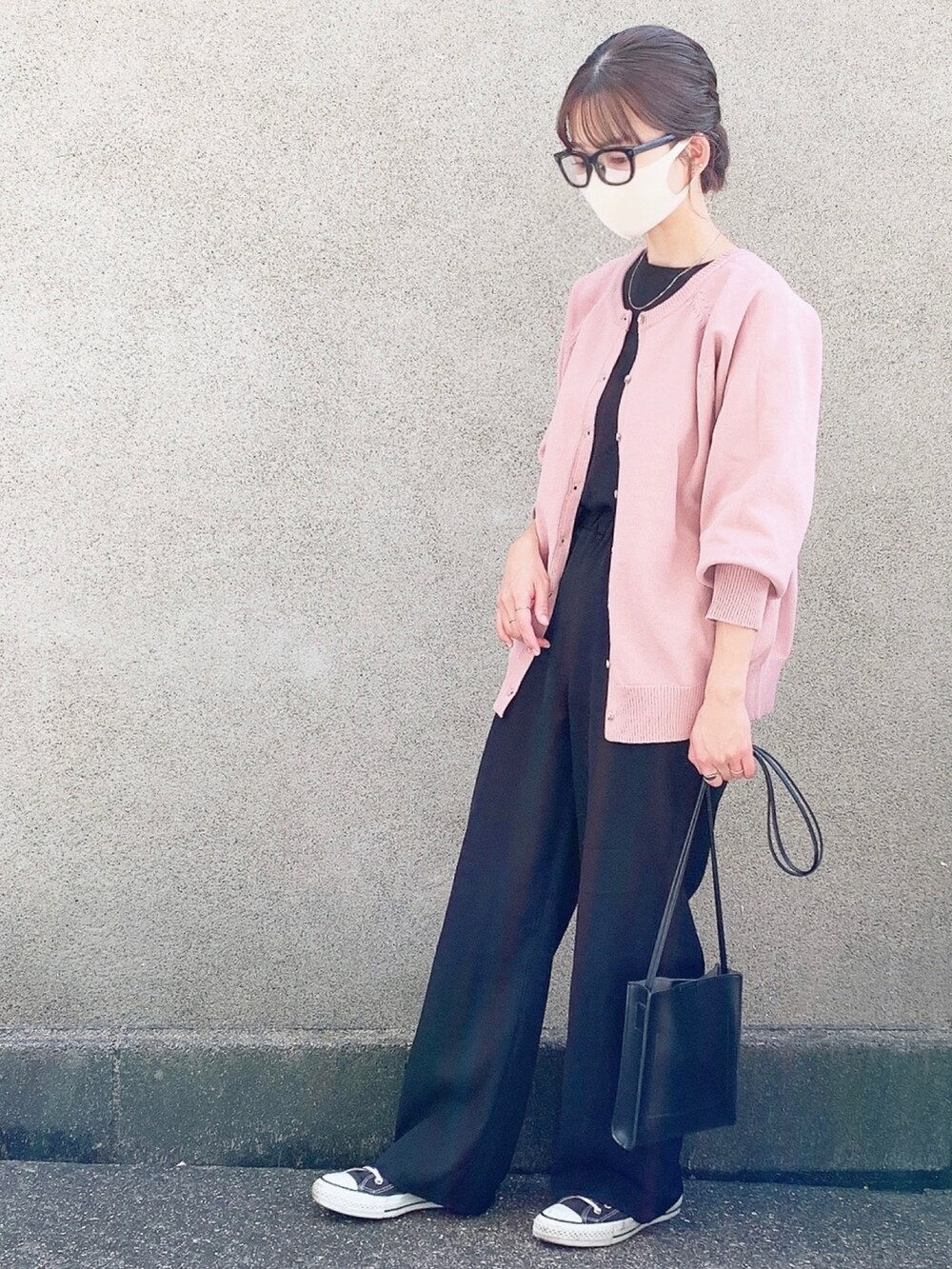 ピンク系のカーディガン/ボレロ、ホワイト系のタンクトップ、ブラック系のその他パンツを着用したレディースの秋コーディネートの3枚目の写真