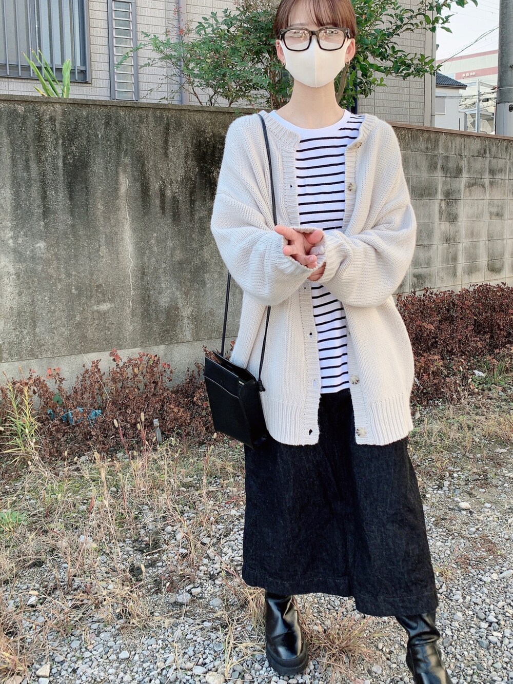 「大人カジュアル、シンプル、プチプラ、UNIQLO、めがね、ショルダーバッグ、オーバーサイズ、ビッグシルエット、カーディガン、ボーダートップス、デニム、ロングブーツ、ママコーデ、着回しコーデ、秋冬コーデ」｜「UNIQLOのアイテム（メガネ、ブラック系）」を使った、KanA𓈒𓏸𑁍‬さん（骨格ウェーブ・レディース・156cm）の秋コーディネートの2枚目の写真