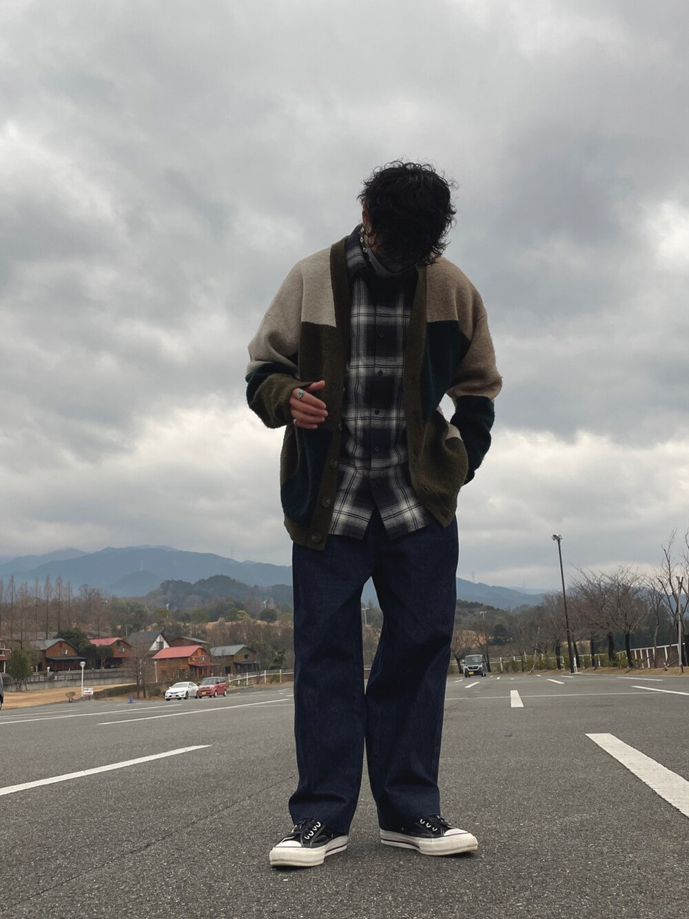 グレー系のジャケット/アウター、その他のデニムパンツ、ブラック系のスニーカーを着用したメンズの冬コーディネートの3枚目の写真