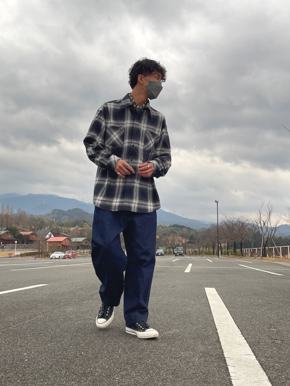 グレー系のジャケット/アウター、その他のデニムパンツ、ブラック系のスニーカーを着用したメンズの冬コーディネートの2枚目の写真